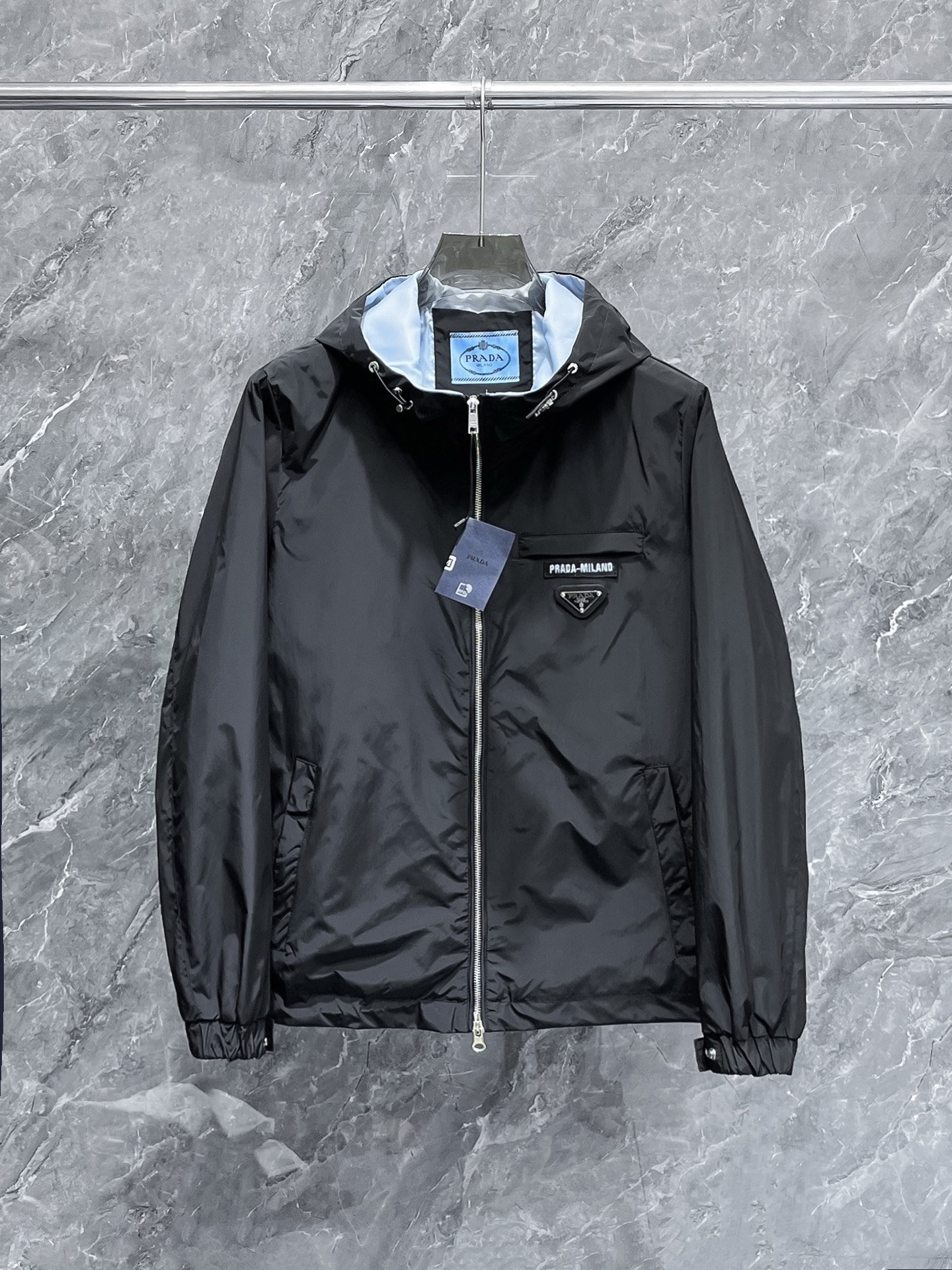 NO:657030,Prada's 2025 new autumn jacket, the new product on the show is in perfect condition, the memory fabric is comfortable and warm, and the three-dimensional standard is complete and the color is full and attractive. The very outstanding design can easily enhance the fashion sense. The workmanship is extremely sophisticated and rigorous, and the wiring is neat and meticulous!  A masterpiece from a famous designer!  The upper body does not look bloated and is super handsome!  The current sizes are M ~  ,,prada,jackets & coats,jackets & coats,alexander wang19860909普拉达 2025秋季新款夹克外套,秀场新品品相非常完美,记忆面料舒适保暖,三标齐全色泽饱满诱人,非常出彩的设计,轻松将时髦感进阶,做工极为考究严谨,走线工整细致！大牌设计师巨作！上身不显臃肿、超级帅气！现货码数M ～ XXXL最大穿200斤左右,下单报身高体重！,,prada,jackets & coats,jackets & coats,alexander wang,Men's clothing