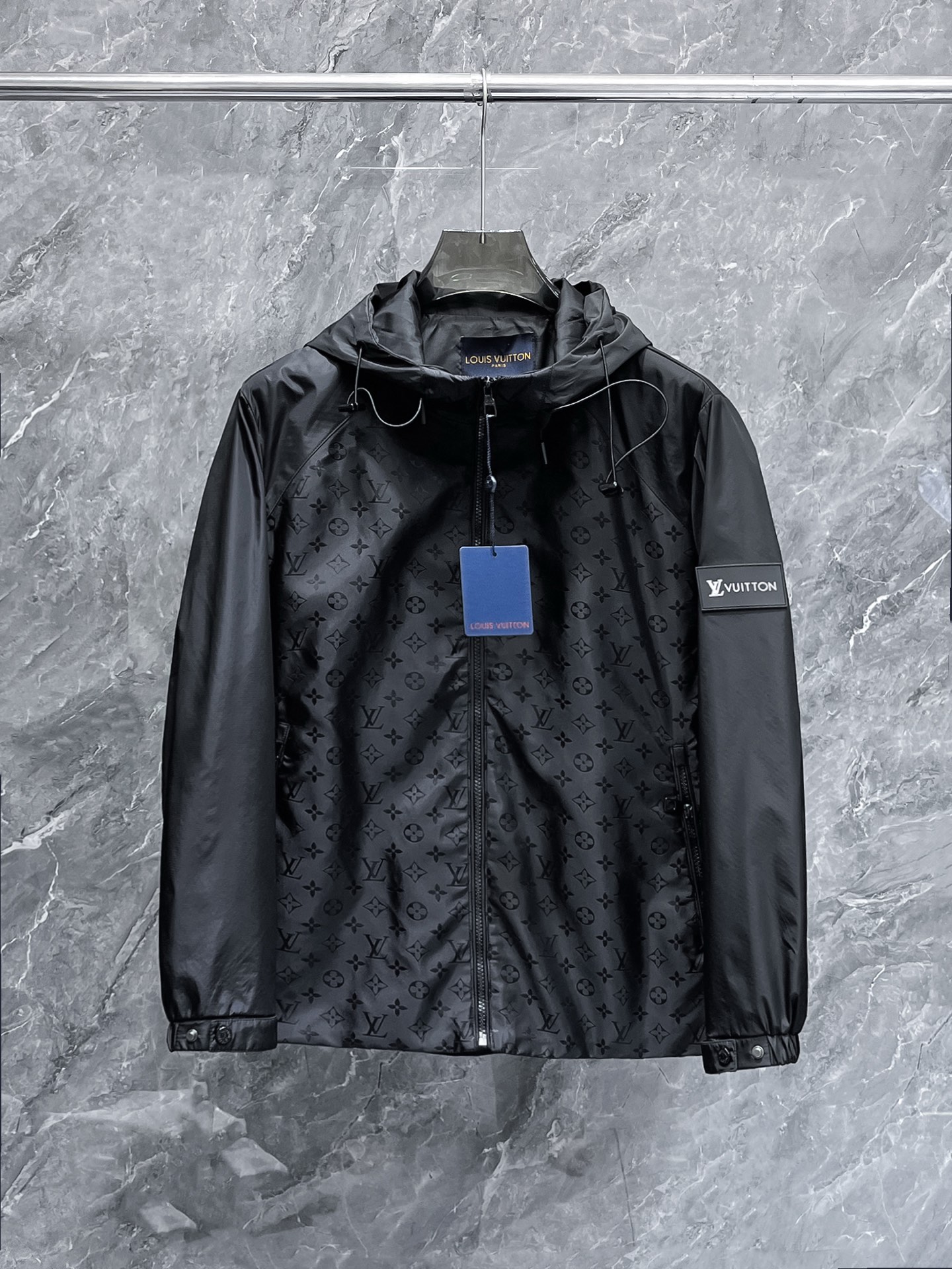 NO:657035,LV 2025 autumn new jacket, the new product on the show is in perfect condition, the memory fabric is comfortable and warm, the three labels are complete, the color is full and attractive, the very outstanding design can easily enhance the fashion sense, the workmanship is extremely sophisticated and rigorous, and the wiring is neat and meticulous!  A masterpiece from a famous designer!  The upper body does not look bloated and is super handsome!  The current sizes are M ~  ,,louis vuitton,jackets & coats,jackets & coats,alexander wang19860909Lv 2025秋季新款夹克外套,秀场新品品相非常完美,记忆面料舒适保暖,三标齐全色泽饱满诱人,非常出彩的设计,轻松将时髦感进阶,做工极为考究严谨,走线工整细致！大牌设计师巨作！上身不显臃肿、超级帅气！现货码数M ～ XXXL最大穿200斤左右,下单报身高体重！,,louis vuitton,jackets & coats,jackets & coats,alexander wang,Men's clothing