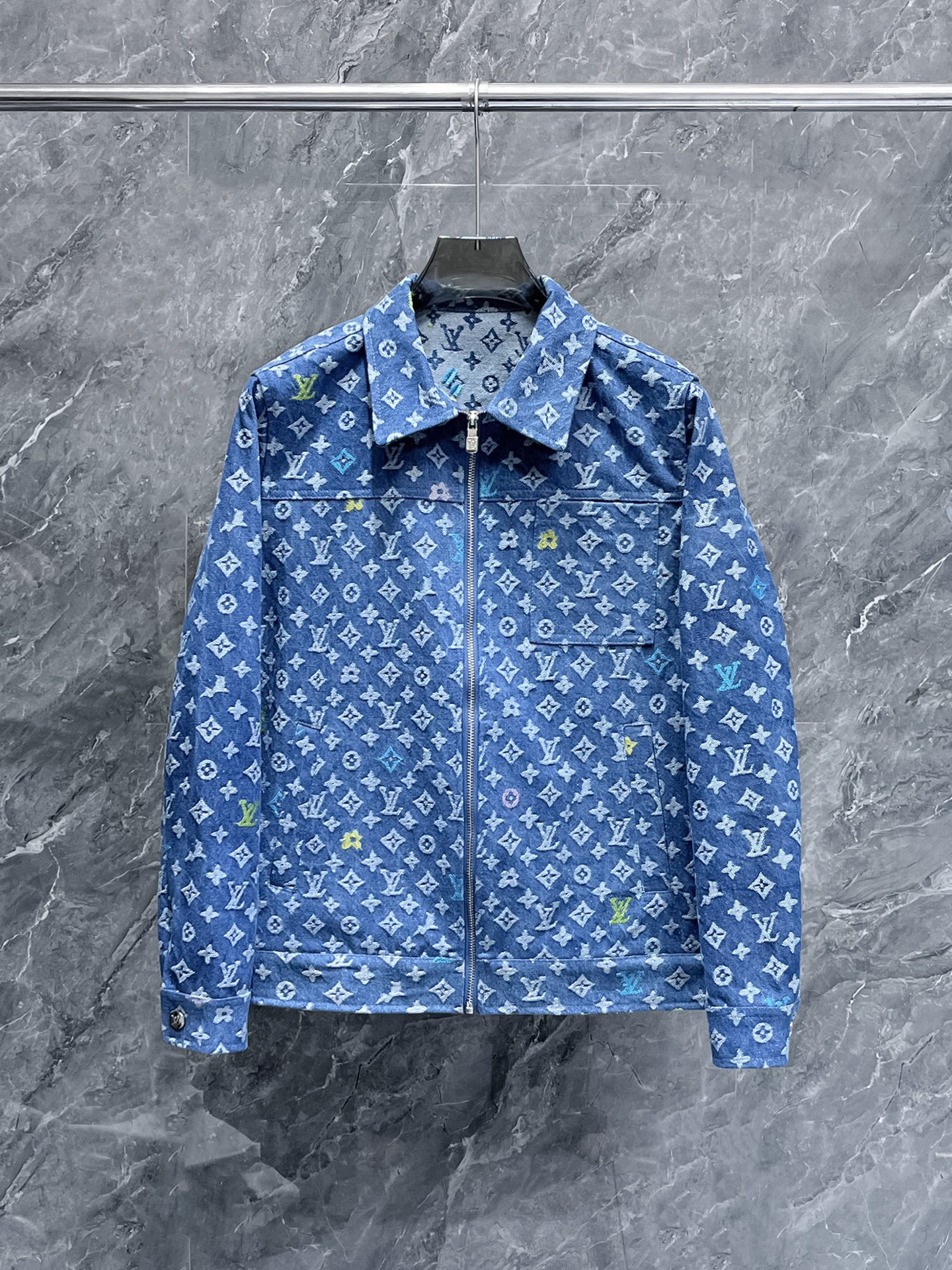 NO:657044,Louis Vuitton LV's high-quality 2025 autumn new denim jacket, the new product on the show is in perfect condition, the memory fabric is comfortable and warm, complete with three labels, the color is full and attractive, very outstanding design, easily upgrades the fashion sense, the workmanship is extremely sophisticated and rigorous, and the wiring is neat and meticulous!  A masterpiece from a famous designer!  The upper body does not look bloated and is super handsome!  Available sizes are M ~ XXXL. Please quote your height and weight when placing an order!  ,,louis vuitton,louis vuitton,jackets & coats,jackets & coats,alexander wang19860909路易威登LV 高品质2025秋季新款牛仔夹克外套,秀场新品品相非常完美,记忆面料舒适保暖,三标齐全,色泽饱满诱人,非常出彩的设计,轻松将时髦感进阶,做工极为考究严谨,走线工整细致！大牌设计师巨作！上身不显臃肿、超级帅气！现货码数M ～ XXXL下单报身高体重！,,louis vuitton,louis vuitton,jackets & coats,jackets & coats,alexander wang,Men's clothing
