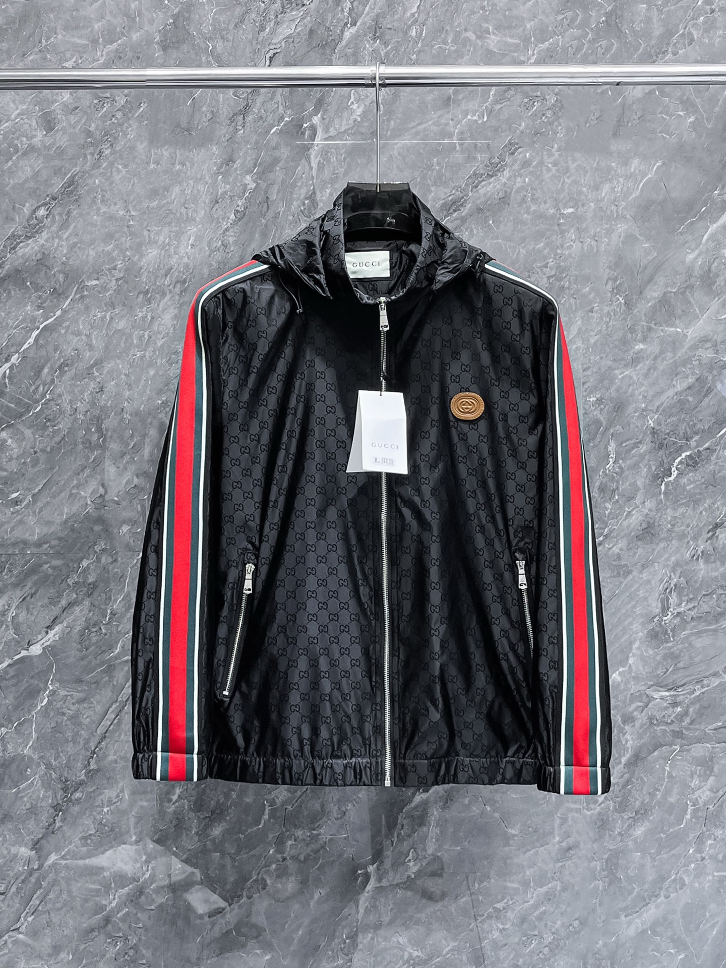 NO:657040,Gucci 2025 new autumn jacket, the new product on the show is in perfect condition, the memory fabric is comfortable and warm, the three-dimensional standard is complete, the color is full and attractive, the very outstanding design can easily enhance the fashion sense, the workmanship is extremely elegant and rigorous, and the wiring is neat and meticulous!  A masterpiece from a famous designer!  The upper body does not look bloated and is super handsome!  The current sizes are M ~  ,,gucci,jackets & coats,jackets & coats,alexander wang19860909古驰 2025秋季新款夹克外套,秀场新品品相非常完美,记忆面料舒适保暖,三标齐全色泽饱满诱人,非常出彩的设计,轻松将时髦感进阶,做工极为考究严谨,走线工整细致！大牌设计师巨作！上身不显臃肿、超级帅气！现货码数M ～ XXXL最大穿200斤左右,下单报身高体重！,,gucci,jackets & coats,jackets & coats,alexander wang,Men's clothing