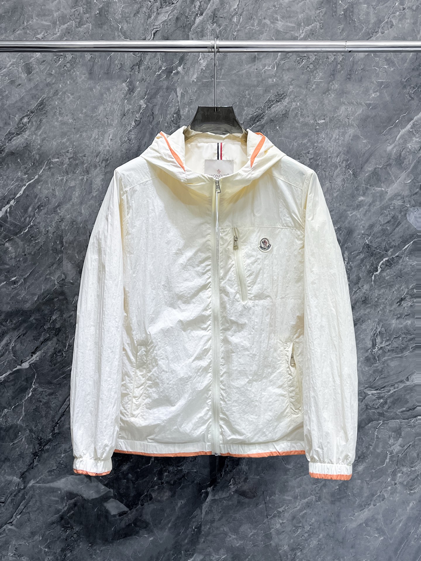 NO:657050,Mengkou 2025 new autumn jacket, the new product on the show is in perfect condition, the memory fabric is comfortable and warm, and the three labels are complete, the color is full and attractive, the very outstanding design can easily enhance the fashion sense, the workmanship is extremely sophisticated and rigorous, and the wiring is neat and meticulous!  A masterpiece from a famous designer!  The upper body does not look bloated and is super handsome!  The current sizes are M ~  ,,Moncler,jackets & coats,jackets & coats,alexander wang19860909蒙口 2025秋季新款夹克外套,秀场新品品相非常完美,记忆面料舒适保暖,三标齐全色泽饱满诱人,非常出彩的设计,轻松将时髦感进阶,做工极为考究严谨,走线工整细致！大牌设计师巨作！上身不显臃肿、超级帅气！现货码数M ～ XXXL最大穿200斤左右,下单报身高体重！,,Moncler,jackets & coats,jackets & coats,alexander wang,Men's clothing