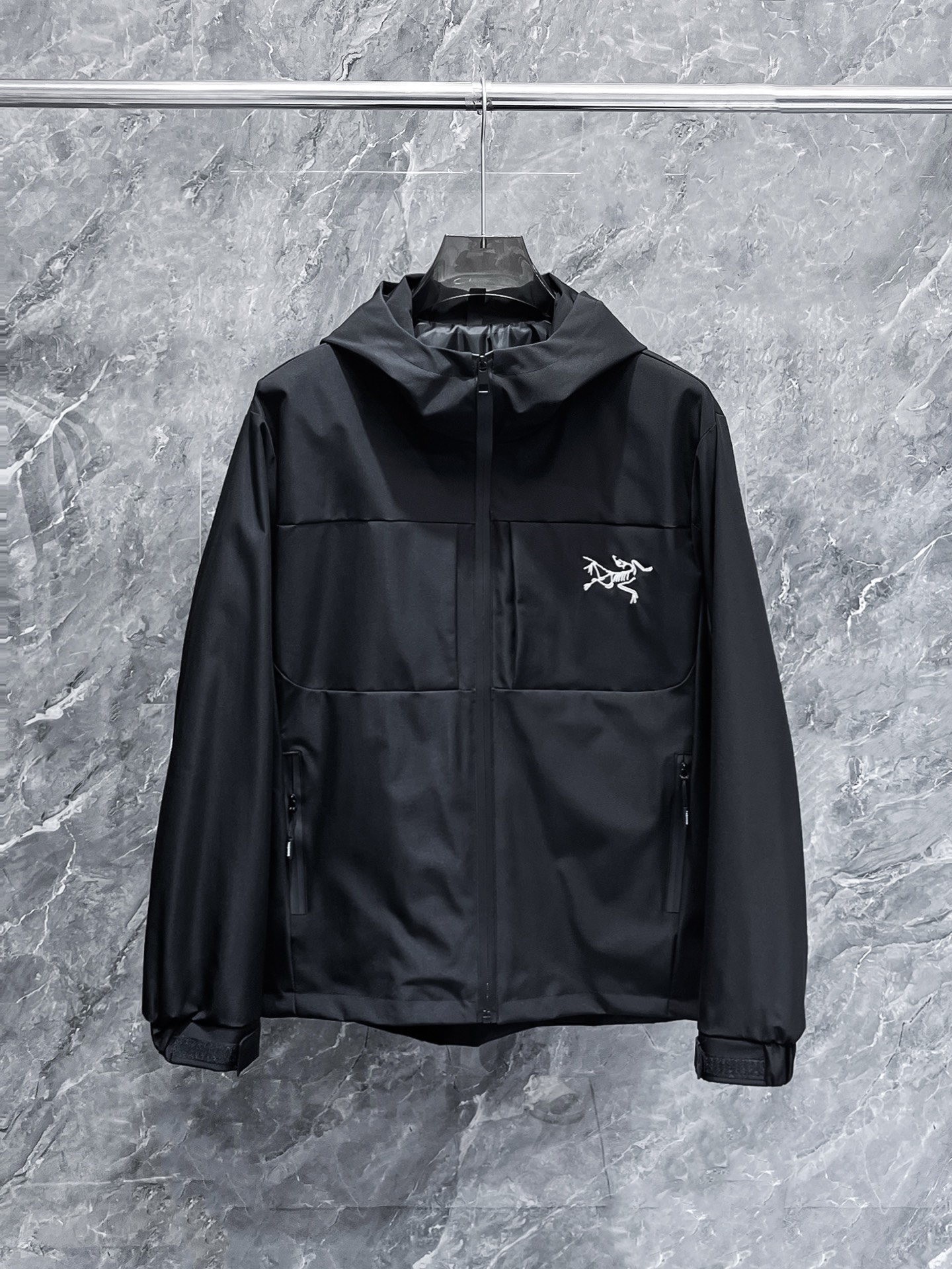 NO:657056,Arc'teryx 2025 new autumn jacket, the new product on the show is in perfect condition, the memory fabric is comfortable and warm, and the three colors are complete and the color is full and attractive. The very outstanding design can easily enhance the fashion sense. The workmanship is extremely sophisticated and rigorous, and the wiring is neat and meticulous!  A masterpiece from a famous designer!  The upper body does not look bloated and is super handsome!  The current sizes are M ~  ,arc'teryx,jackets & coats,jackets & coats,alexander wang19860909始祖鸟 2025秋季新款夹克外套,秀场新品品相非常完美,记忆面料舒适保暖,三标齐全色泽饱满诱人,非常出彩的设计,轻松将时髦感进阶,做工极为考究严谨,走线工整细致！大牌设计师巨作！上身不显臃肿、超级帅气！现货码数M ～ XXXL最大穿200斤左右,下单报身高体重！,arc'teryx,jackets & coats,jackets & coats,alexander wang,Men's clothing