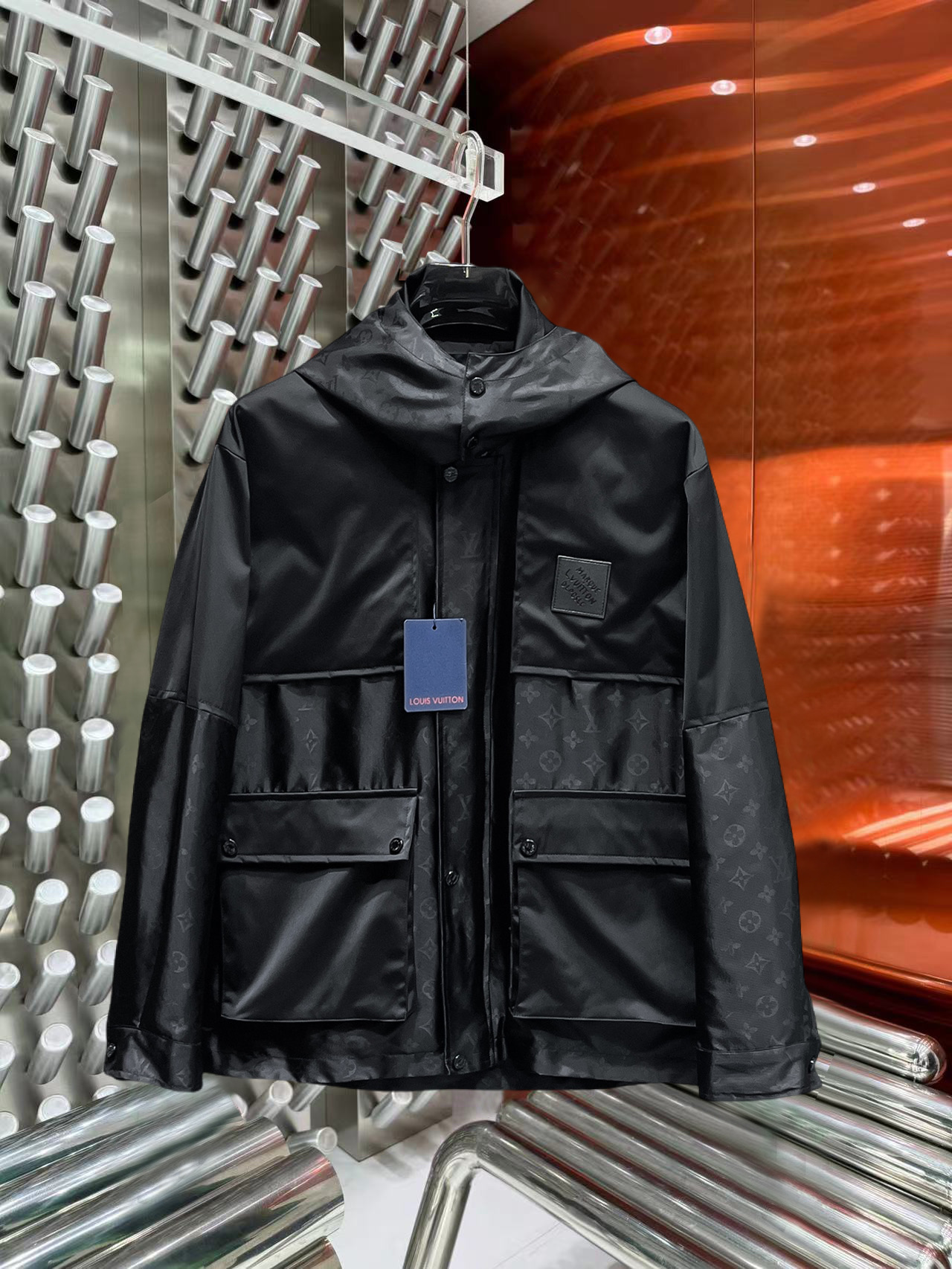 NO:527224,The same model on the official website of Lv, the three standards are fully released simultaneously!  2025 autumn new men's jacket, high-quality original single three-standard high-end version!  Customized fabrics for counters are breathable and comfortable, with impeccable details, and the brand element design concept reflects high quality. The feel is delicate and soft!  It is casually cut, with a great upper body style!  Count M~3XL order to report height and weight.,,louis vuitton,jackets & coats,jackets & coats,alexander wang19860909Lv 官网同款,三标齐全同步发售！2025秋季新款男士夹克外套,专柜logo高品质原单三标齐全高端版本！专柜定制面料 透气舒适度高,细节无可挑剔,品牌元素设计理念,体现高品质.手感细腻柔软！呈现休闲裁剪,上身版型超赞！码数M～3XL下单报身高体重.,,louis vuitton,jackets & coats,jackets & coats,alexander wang,Men's clothing