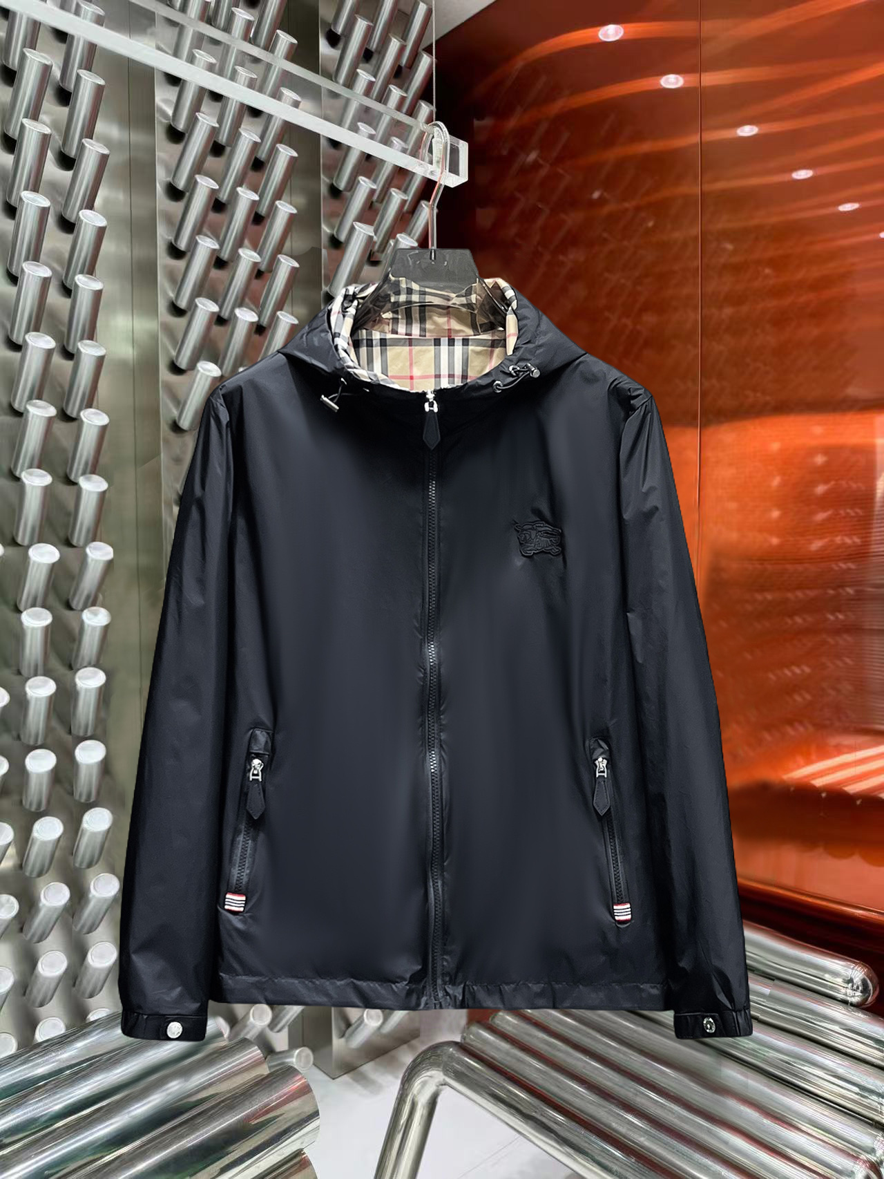 NO:527227,Burberry's official website is the same model, and the three standards are fully released simultaneously!  2025 autumn new men's jacket, high-quality original single three-standard high-end version!  Customized fabrics for counters are breathable and comfortable, with impeccable details, and the brand element design concept reflects high quality. The feel is delicate and soft!  It is casually cut, with a great upper body style!  Count M~3XL order to report height and weight.,,burberry,jackets & coats,jackets & coats,alexander wang19860909巴宝莉 官网同款,三标齐全同步发售！2025秋季新款男士夹克外套,专柜logo高品质原单三标齐全高端版本！专柜定制面料 透气舒适度高,细节无可挑剔,品牌元素设计理念,体现高品质.手感细腻柔软！呈现休闲裁剪,上身版型超赞！码数M～3XL下单报身高体重.,,burberry,jackets & coats,jackets & coats,alexander wang,Men's clothing