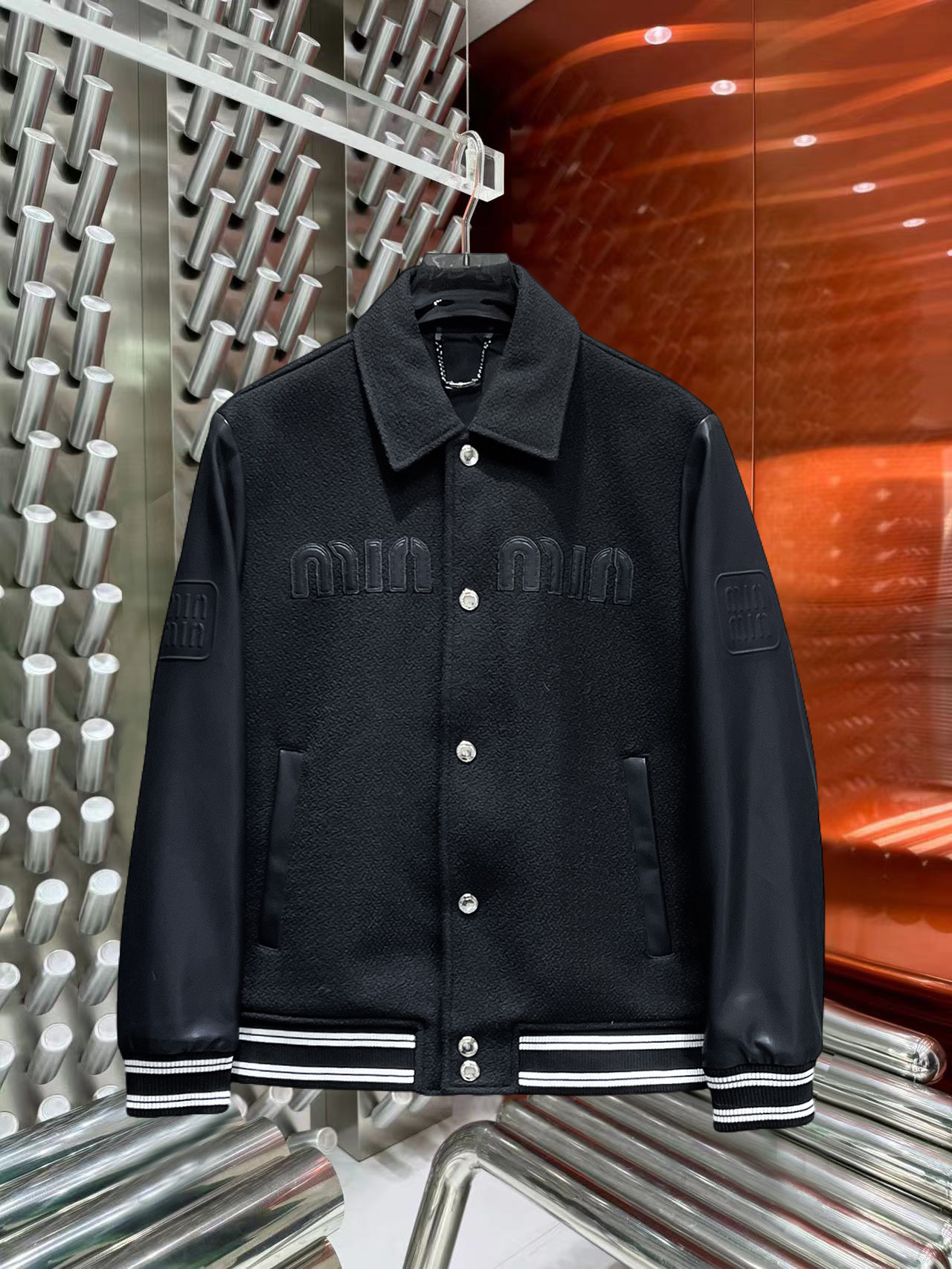 NO:527230,miumiu The same model on the official website, and the three standards are available at the same time!  2025 autumn new men's jacket, high-quality original single three-standard high-end version!  Customized fabrics for counters are breathable and comfortable, with impeccable details, and the brand element design concept reflects high quality. The feel is delicate and soft!  It is casually cut, with a great upper body style!  Count M~3XL order to report height and weight.,,miumiu, jackets & coats, jackets & coats, alexander wang19860909miumiu 缪缪 官网同款,三标齐全同步发售！2025秋季新款男士夹克外套,专柜logo高品质原单三标齐全高端版本！专柜定制面料 透气舒适度高,细节无可挑剔,品牌元素设计理念,体现高品质.手感细腻柔软！呈现休闲裁剪,上身版型超赞！码数M～3XL下单报身高体重.,,miumiu,jackets & coats,jackets & coats,alexander wang,Men's clothing