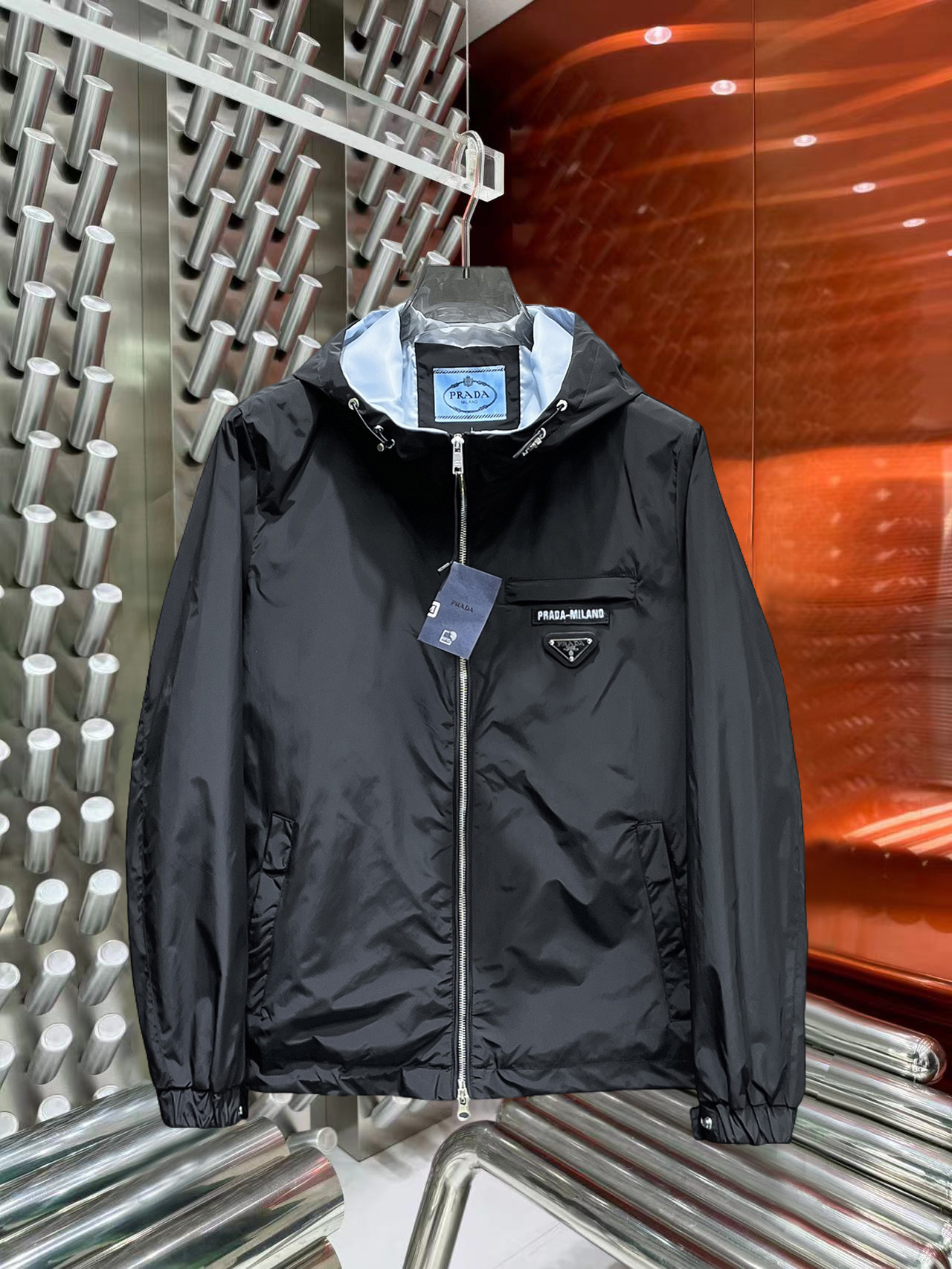 NO:527233,Prada's official website is the same model, and the three standards are fully released simultaneously!  2025 autumn new men's jacket, high-quality original single three-standard high-end version!  Customized fabrics for counters are breathable and comfortable, with impeccable details, and the brand element design concept reflects high quality. The feel is delicate and soft!  It is casually cut, with a great upper body style!  Count M~3XL order to report height and weight.,,prada,jackets & coats,jackets & coats,alexander wang19860909普拉达 官网同款,三标齐全同步发售！2025秋季新款男士夹克外套,专柜logo高品质原单三标齐全高端版本！专柜定制面料 透气舒适度高,细节无可挑剔,品牌元素设计理念,体现高品质.手感细腻柔软！呈现休闲裁剪,上身版型超赞！码数M～3XL下单报身高体重.,,prada,jackets & coats,jackets & coats,alexander wang,Men's clothing