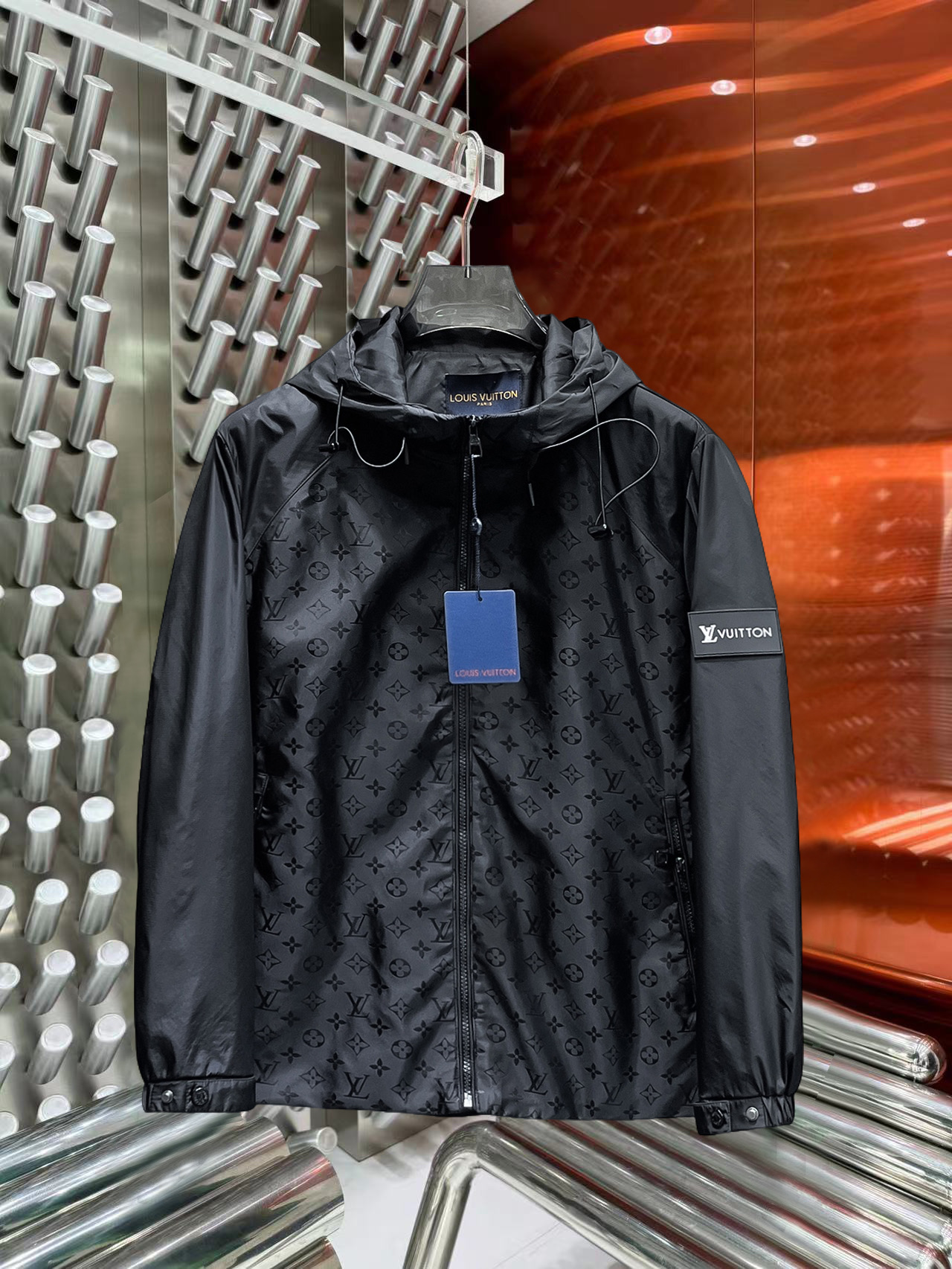 NO:527242,The same model on the official website of Lv, the three standards are fully released simultaneously!  2025 autumn new men's jacket, high-quality original single three-standard high-end version!  Customized fabrics for counters are breathable and comfortable, with impeccable details, and the brand element design concept reflects high quality. The feel is delicate and soft!  It is casually cut, with a great upper body style!  Count M~3XL order to report height and weight.,,louis vuitton,jackets & coats,jackets & coats,alexander wang19860909Lv官网同款,三标齐全同步发售！2025秋季新款男士夹克外套,专柜logo高品质原单三标齐全高端版本！专柜定制面料 透气舒适度高,细节无可挑剔,品牌元素设计理念,体现高品质.手感细腻柔软！呈现休闲裁剪,上身版型超赞！码数M～3XL下单报身高体重.,,louis vuitton,jackets & coats,jackets & coats,alexander wang,Men's clothing