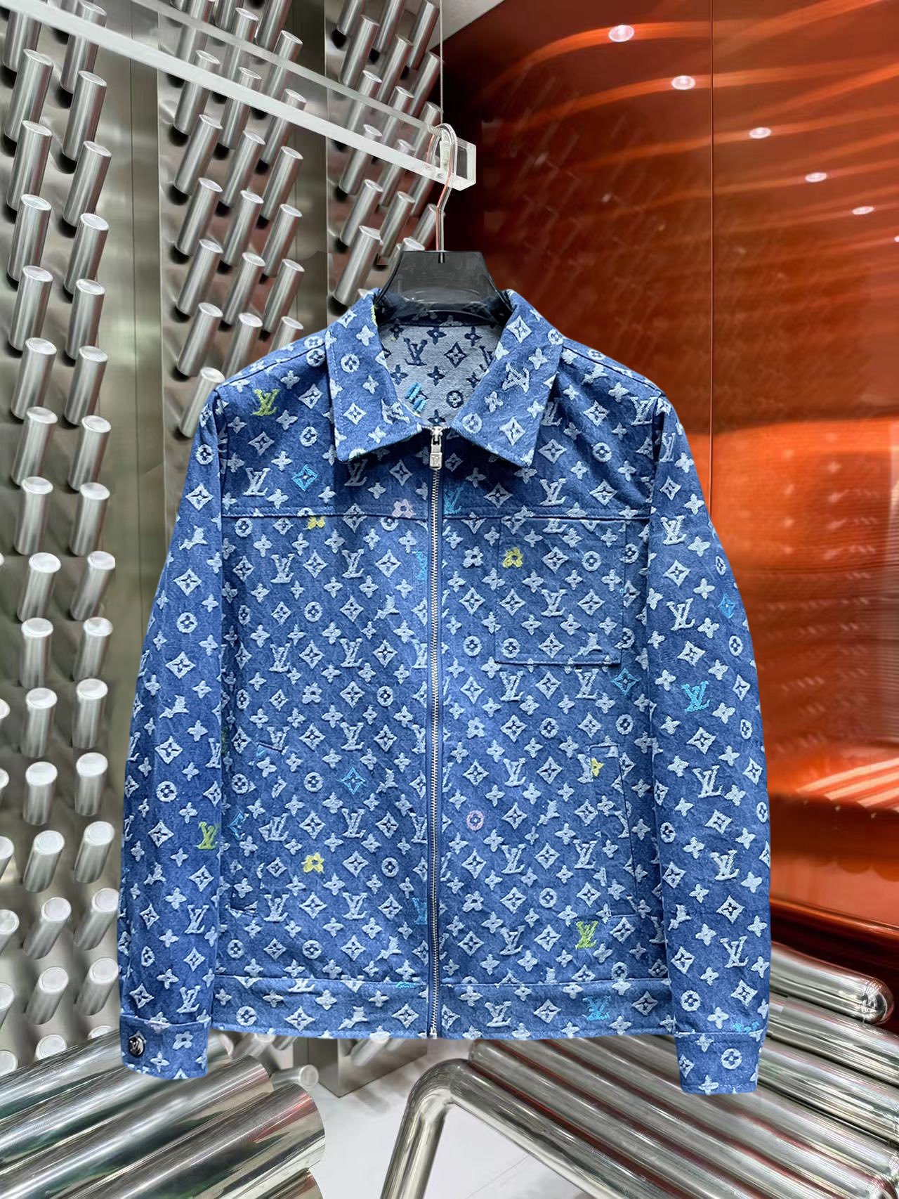 NO:527249,Louis Vuitton LV high-quality 2025 autumn new denim jacket jacket, the new product on the show is perfect, the memory fabric is comfortable and warm, the three standards are complete, the colors are full and attractive, and the very outstanding design easily advances the sense of fashion, the workmanship is extremely exquisite and rigorous, and the wiring is neat and meticulous!  A masterpiece of a big-name designer!  The upper body doesn't look bloated and super handsome!  Spot code M ~ XXXL placing an order to report height and weight!  ,,louis vuitton,louis vuitton,jackets & coats,jackets & coats,alexander wang19860909路易威登LV 高品质2025秋季新款牛仔夹克外套,秀场新品品相非常完美,记忆面料舒适保暖,三标齐全,色泽饱满诱人,非常出彩的设计,轻松将时髦感进阶,做工极为考究严谨,走线工整细致！大牌设计师巨作！上身不显臃肿、超级帅气！现货码数M ～ XXXL下单报身高体重！,,louis vuitton,louis vuitton,jackets & coats,jackets & coats,alexander wang,Men's clothing