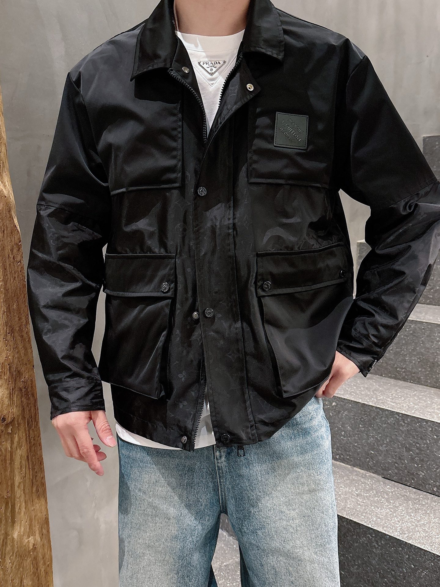 NO:530482,Lv 2025 autumn new men's jacket, original single three-standard full high-end version!  Customized fabrics for counters are breathable and comfortable, with impeccable details, brand elements design concept, professional purchasing level reflects high quality. The feel is delicate and soft!  It is casually cut, with a great upper body style!  Number of codes M~XXXL, louis vuitton,jackets & coats,jackets & coats,alexander wang19860909Lv 2025秋季新款男士夹克外套,原单三标齐全高端版本！专柜定制面料 透气舒适度高,细节无可挑剔,品牌元素设计理念,专业代购级体现高品质.手感细腻柔软！呈现休闲裁剪,上身版型超赞！码数M～XXXL,,louis vuitton,jackets & coats,jackets & coats,alexander wang,Men's clothing