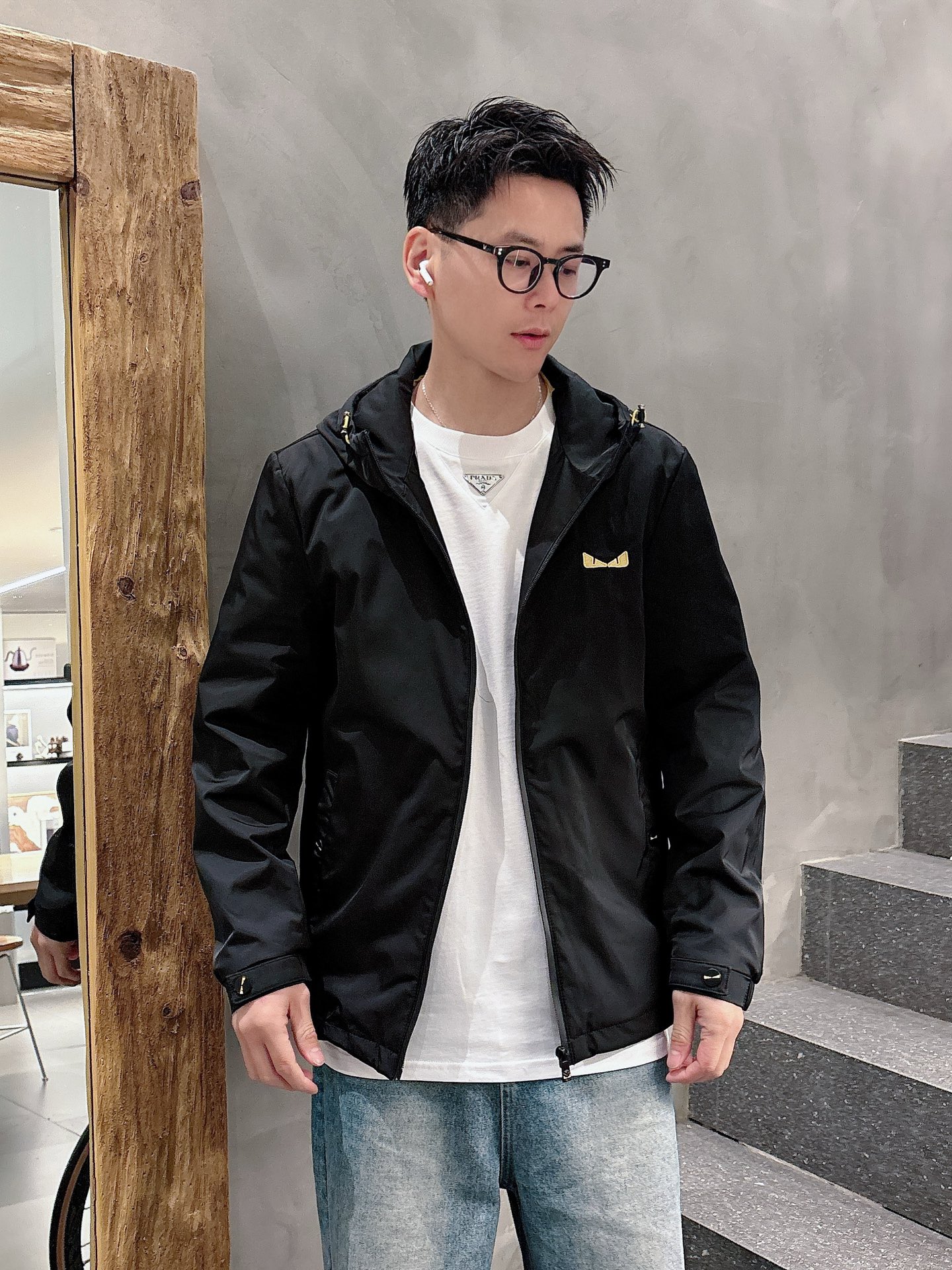 NO:530475,Fendi 2025 autumn new men's jacket, original single three-standard full high-end version!  Customized fabrics for counters are breathable and comfortable, with impeccable details, brand elements design concept, professional purchasing level reflects high quality. The feel is delicate and soft!  It is casually cut, with a great upper body style!  Code number M~XXXL,,fendi,jackets & coats,jackets & coats,alexander wang19860909芬迪 2025秋季新款男士夹克外套,原单三标齐全高端版本！专柜定制面料 透气舒适度高,细节无可挑剔,品牌元素设计理念,专业代购级体现高品质.手感细腻柔软！呈现休闲裁剪,上身版型超赞！码数M～XXXL,,fendi,jackets & coats,jackets & coats,alexander wang,Men's clothing