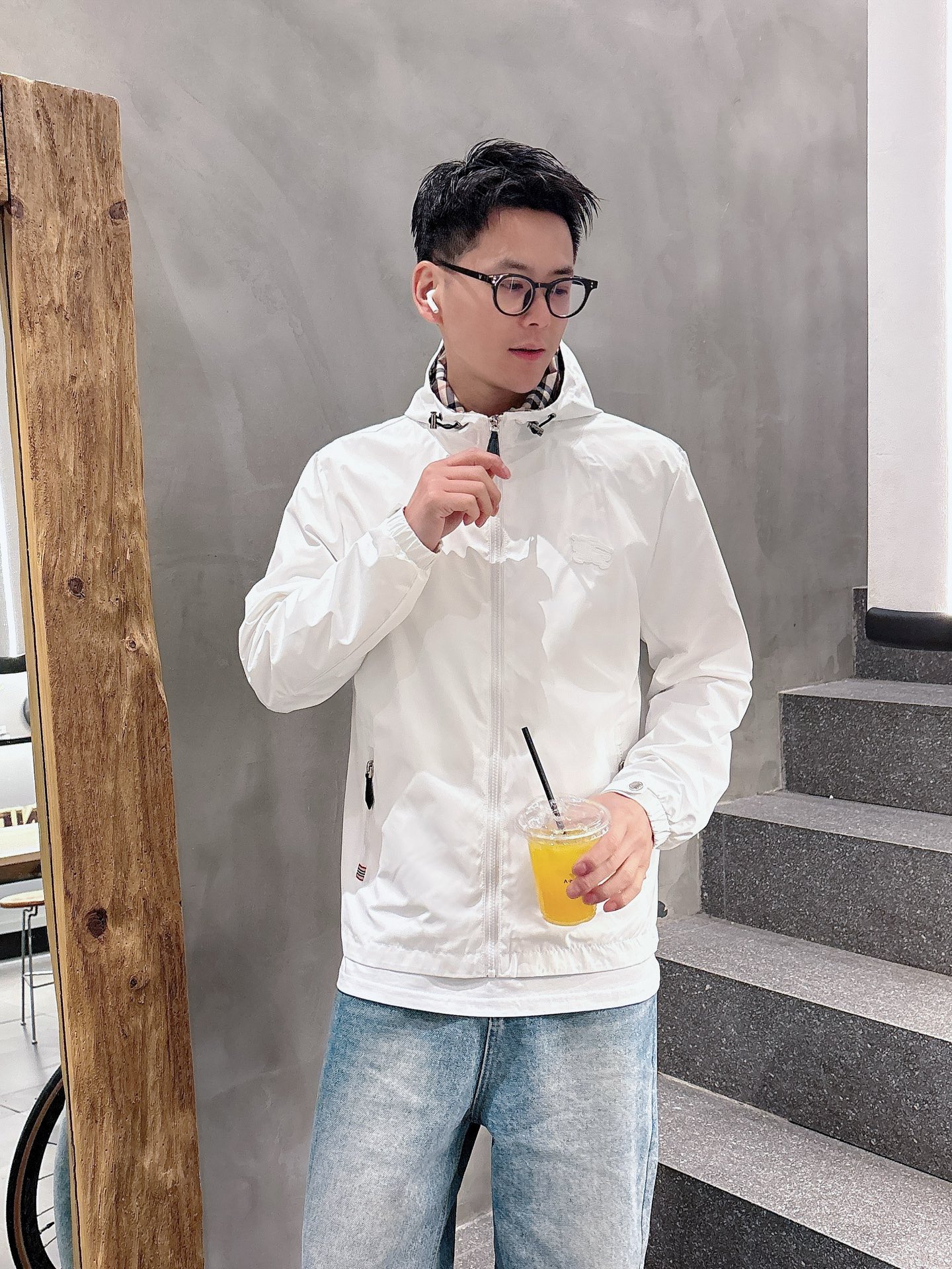 NO:530484,Burberry's 2025 autumn new men's jacket, original single three-standard full high-end version!  Customized fabrics for counters are breathable and comfortable, with impeccable details, brand elements design concept, professional purchasing level reflects high quality. The feel is delicate and soft!  It is casually cut, with a great upper body style!  Code number M~XXXL, burberry, jackets & coats, jackets & coats, alexander wang19860909巴宝莉 2025秋季新款男士夹克外套,原单三标齐全高端版本！专柜定制面料 透气舒适度高,细节无可挑剔,品牌元素设计理念,专业代购级体现高品质.手感细腻柔软！呈现休闲裁剪,上身版型超赞！码数M～XXXL,,burberry,jackets & coats,jackets & coats,alexander wang,Men's clothing