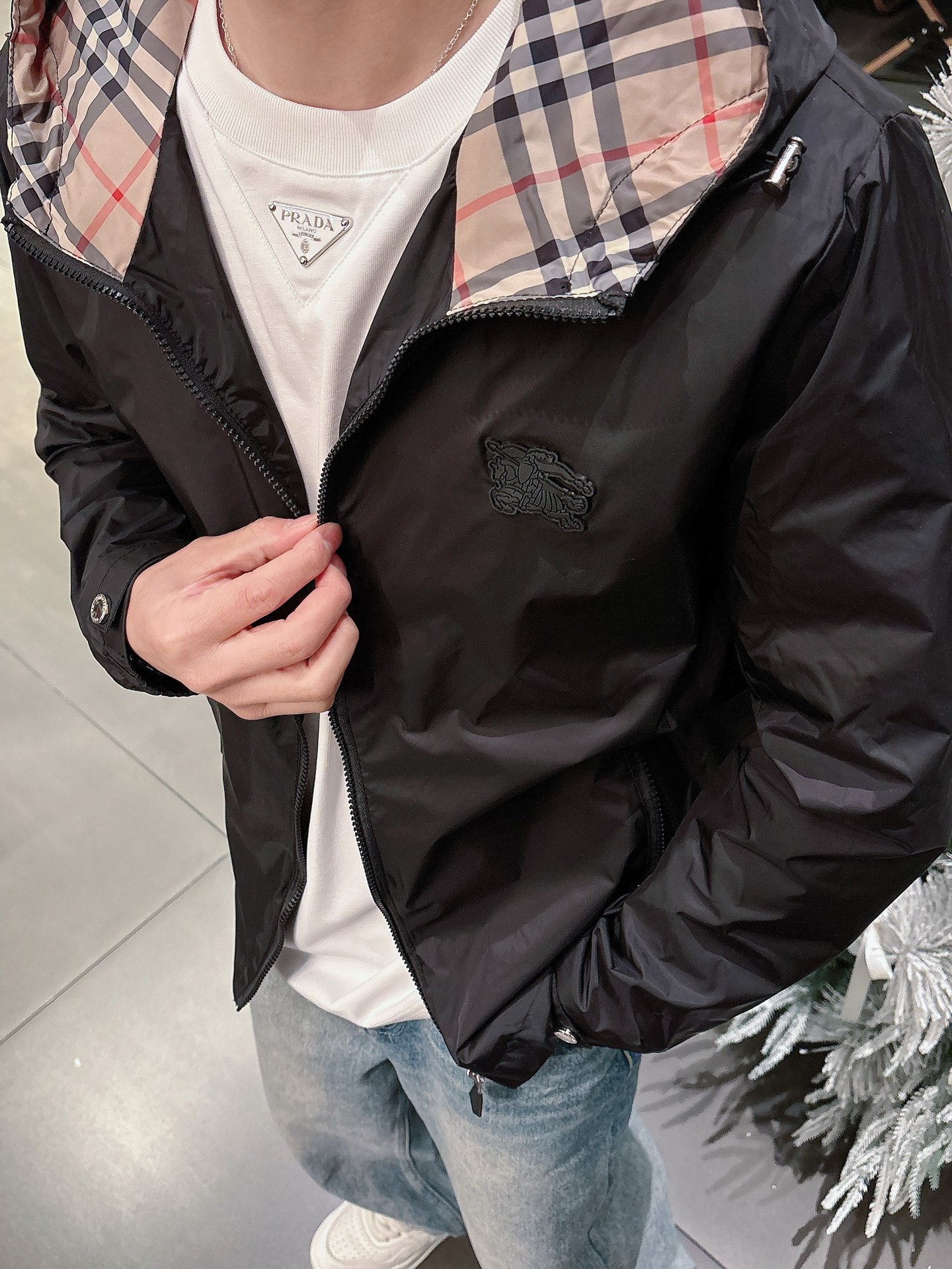 NO:530478,Burberry's 2025 autumn new men's jacket, original single three-standard full high-end version!  Customized fabrics for counters are breathable and comfortable, with impeccable details, brand elements design concept, professional purchasing level reflects high quality. The feel is delicate and soft!  It is casually cut, with a great upper body style!  Code number M~XXXL, burberry, jackets & coats, jackets & coats, alexander wang19860909巴宝莉 2025秋季新款男士夹克外套,原单三标齐全高端版本！专柜定制面料 透气舒适度高,细节无可挑剔,品牌元素设计理念,专业代购级体现高品质.手感细腻柔软！呈现休闲裁剪,上身版型超赞！码数M～XXXL,,burberry,jackets & coats,jackets & coats,alexander wang,Men's clothing