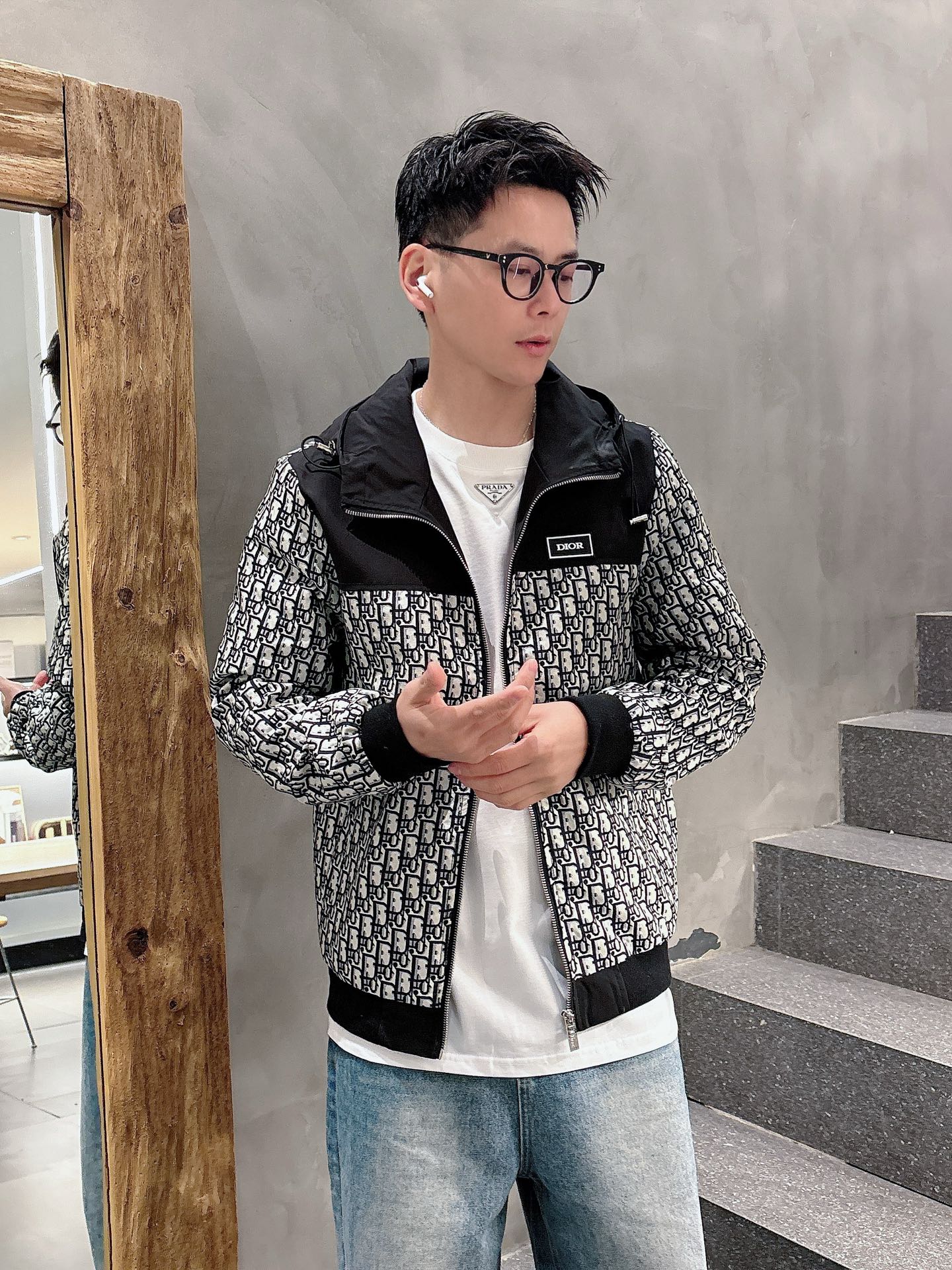 NO:530487,Dior 2025 autumn new men's jacket, original single three-standard full high-end version!  Customized fabrics for counters are breathable and comfortable, with impeccable details, brand elements design concept, professional purchasing level reflects high quality. The feel is delicate and soft!  It is casually cut, with a great upper body style!  Code number M~XXXL,,dior,jackets & coats,jackets & coats,alexander wang19860909迪奥 2025秋季新款男士夹克外套,原单三标齐全高端版本！专柜定制面料 透气舒适度高,细节无可挑剔,品牌元素设计理念,专业代购级体现高品质.手感细腻柔软！呈现休闲裁剪,上身版型超赞！码数M～XXXL,,dior,jackets & coats,jackets & coats,alexander wang,Men's clothing