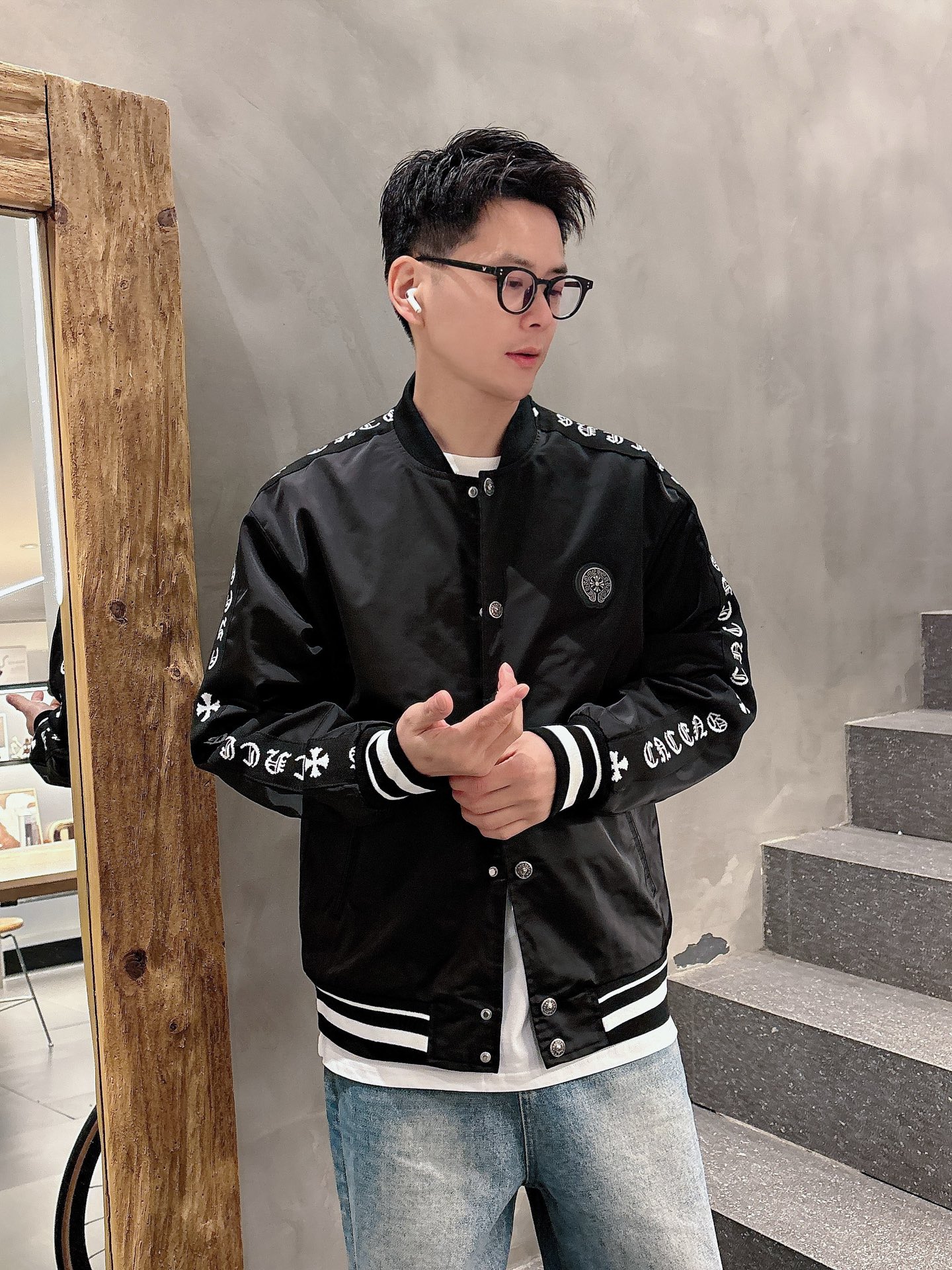 NO:530491,Croxin 2025 autumn new men's jacket, original single three-standard full high-end version!  Customized fabrics for counters are breathable and comfortable, with impeccable details, brand elements design concept, professional purchasing level reflects high quality. The feel is delicate and soft!  It is casually cut, with a great upper body style!  Code number M~XXXL, chrome hearts, jackets & coats, jackets & coats, alexander wang19860909克罗心 2025秋季新款男士夹克外套,原单三标齐全高端版本！专柜定制面料 透气舒适度高,细节无可挑剔,品牌元素设计理念,专业代购级体现高品质.手感细腻柔软！呈现休闲裁剪,上身版型超赞！码数M～XXXL,,chrome hearts,jackets & coats,jackets & coats,alexander wang,Men's clothing