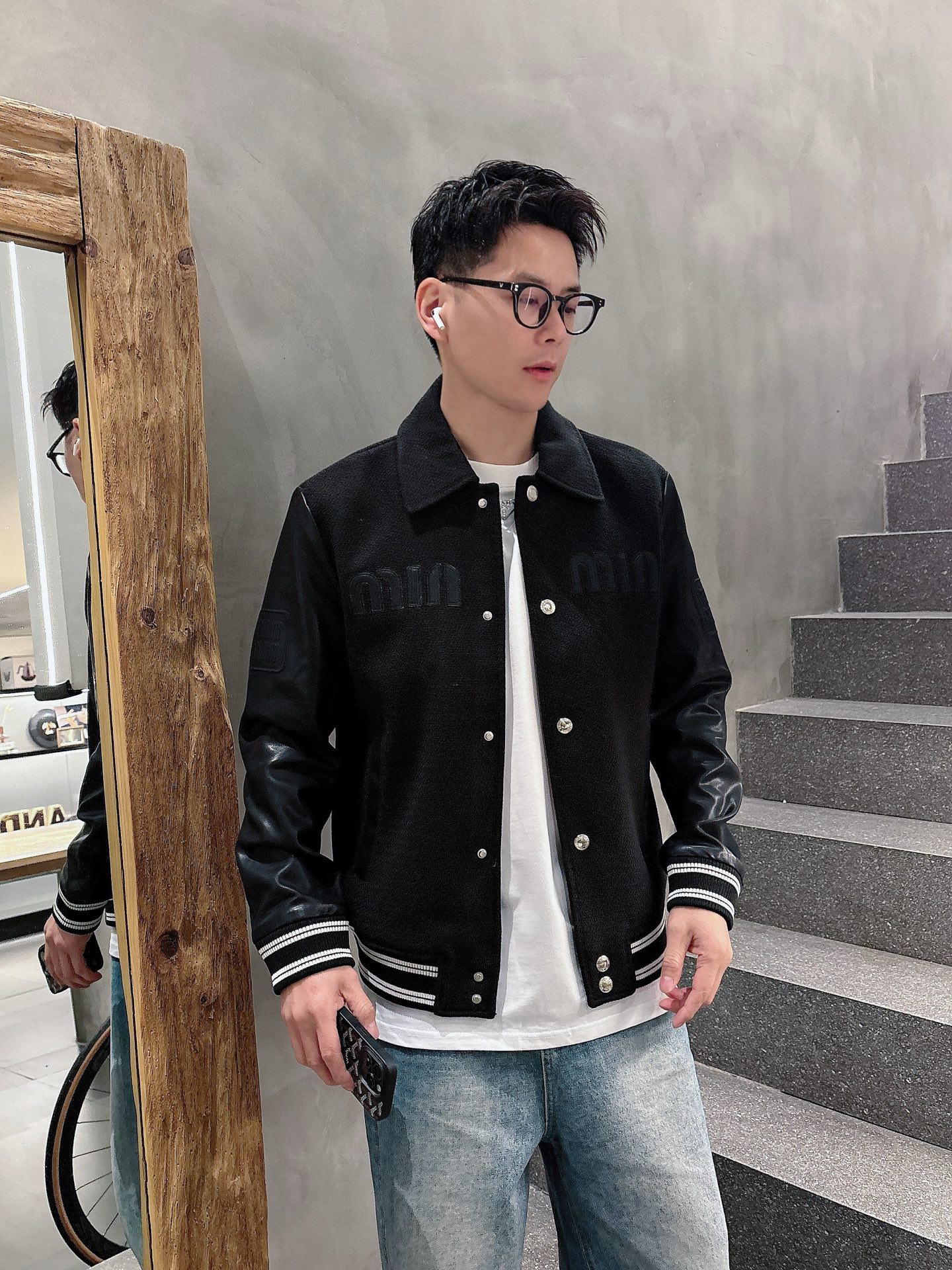 NO:530480,miumiu 2025 autumn new men's jacket, original single three-standard full high-end version!  Customized fabrics for counters are breathable and comfortable, with impeccable details, brand elements design concept, professional purchasing level reflects high quality. The feel is delicate and soft!  It is casually cut, with a great upper body style!  Code number M~XXXL,,miumiu,jackets & coats,jackets & coats,alexander wang19860909miumiu 缪缪 2025秋季新款男士夹克外套,原单三标齐全高端版本！专柜定制面料 透气舒适度高,细节无可挑剔,品牌元素设计理念,专业代购级体现高品质.手感细腻柔软！呈现休闲裁剪,上身版型超赞！码数M～XXXL,,miumiu,jackets & coats,jackets & coats,alexander wang,Men's clothing