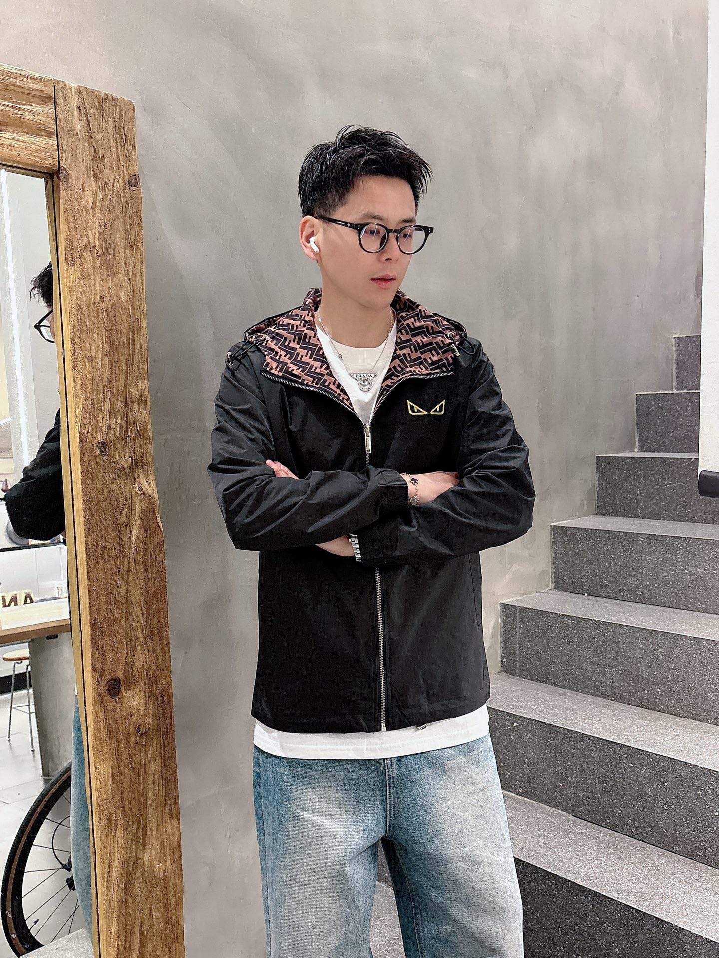 NO:530486,Fendi 2025 autumn new men's jacket, original single three-standard full high-end version!  Customized fabrics for counters are breathable and comfortable, with impeccable details, brand elements design concept, professional purchasing level reflects high quality. The feel is delicate and soft!  It is casually cut, with a great upper body style!  Code number M~XXXL,,fendi,jackets & coats,jackets & coats,alexander wang19860909芬迪 2025秋季新款男士夹克外套,原单三标齐全高端版本！专柜定制面料 透气舒适度高,细节无可挑剔,品牌元素设计理念,专业代购级体现高品质.手感细腻柔软！呈现休闲裁剪,上身版型超赞！码数M～XXXL,,fendi,jackets & coats,jackets & coats,alexander wang,Men's clothing