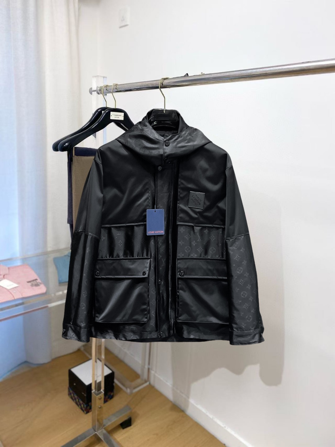 NO:529623,The same model on the official website of Lv, released in advance!  New autumn men's jacket, original single three-standard high-end version!  Customized memory fabrics in the counter are breathable and comfortable, with impeccable details, and the brand element design concept reflects high quality. The feel is delicate and soft!  It is casually cut, with a great upper body style!  Number of code M~3XL, maximum wear 200 catties.,,louis vuitton, jackets & coats, jackets & coats, alexander wang19860909Lv 官网同款,提前发售！秋季新款男士夹克外套,原单三标齐全高端版本！专柜定制记忆面料 透气舒适度高,细节无可挑剔,品牌元素设计理念,体现高品质.手感细腻柔软！呈现休闲裁剪,上身版型超赞！码数M～3XL,最大穿200斤.,,louis vuitton,jackets & coats,jackets & coats,alexander wang,Men's clothing