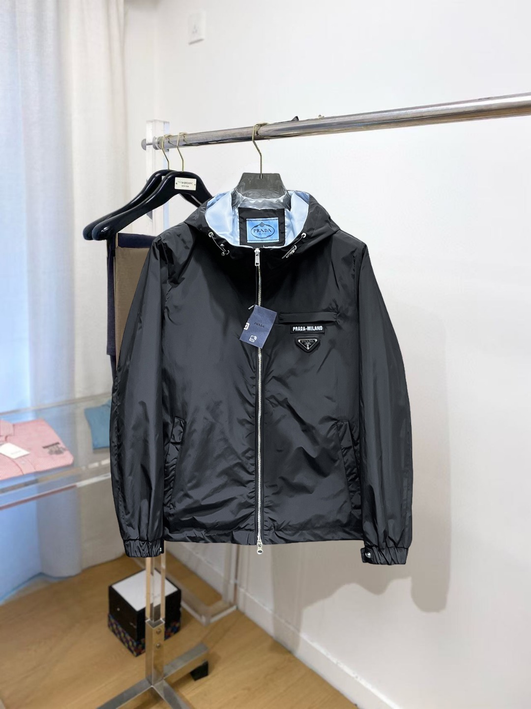 NO:529606,Prada's same model on the official website, released in advance!  New autumn men's jacket, original single three-standard high-end version!  Customized memory fabrics in the counter are breathable and comfortable, with impeccable details, and the brand element design concept reflects high quality. The feel is delicate and soft!  It is casually cut, with a great upper body style!  The size M~3XL, the maximum wear is 200 catties.,,prada, jackets & coats, jackets & coats,alexander wang19860909普拉达 官网同款,提前发售！秋季新款男士夹克外套,原单三标齐全高端版本！专柜定制记忆面料 透气舒适度高,细节无可挑剔,品牌元素设计理念,体现高品质.手感细腻柔软！呈现休闲裁剪,上身版型超赞！码数M～3XL,最大穿200斤.,,prada,jackets & coats,jackets & coats,alexander wang,Men's clothing