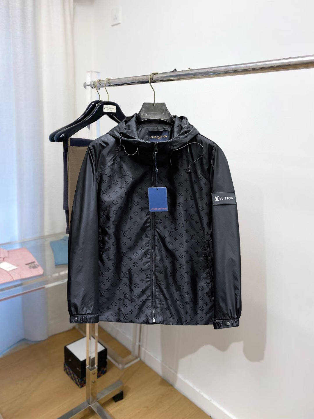 NO:529609,The same model on the official website of Lv, released in advance!  New autumn men's jacket, original single three-standard high-end version!  Customized memory fabrics in the counter are breathable and comfortable, with impeccable details, and the brand element design concept reflects high quality. The feel is delicate and soft!  It is casually cut, with a great upper body style!  Number of code M~3XL, maximum wear 200 catties.,,louis vuitton, jackets & coats, jackets & coats, alexander wang19860909Lv 官网同款,提前发售！秋季新款男士夹克外套,原单三标齐全高端版本！专柜定制记忆面料 透气舒适度高,细节无可挑剔,品牌元素设计理念,体现高品质.手感细腻柔软！呈现休闲裁剪,上身版型超赞！码数M～3XL,最大穿200斤.,,louis vuitton,jackets & coats,jackets & coats,alexander wang,Men's clothing