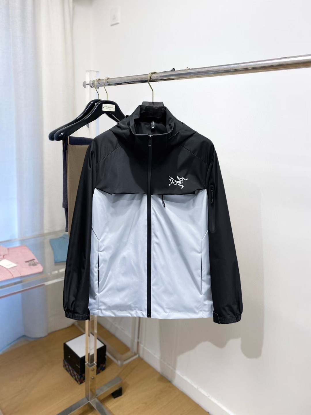 NO:529618,The same model on the official website of Archaeopteryx, released in advance!  New autumn men's jacket, original single three-standard high-end version!  Customized memory fabrics in the counter are breathable and comfortable, with impeccable details, and the brand element design concept reflects high quality. The feel is delicate and soft!  It is casually cut, with a great upper body style!  Number of code M~3XL, maximum wear 200 catties.,arc'teryx,jackets & coats,jackets & coats,alexander wang19860909始祖鸟官网同款,提前发售！秋季新款男士夹克外套,原单三标齐全高端版本！专柜定制记忆面料 透气舒适度高,细节无可挑剔,品牌元素设计理念,体现高品质.手感细腻柔软！呈现休闲裁剪,上身版型超赞！码数M～3XL,最大穿200斤.,arc'teryx,jackets & coats,jackets & coats,alexander wang,Men's clothing