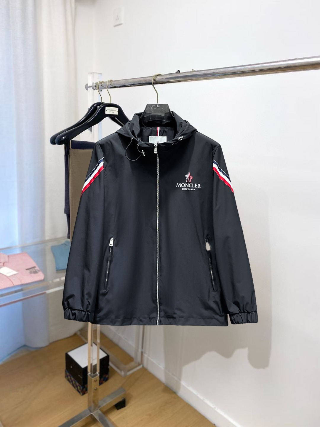 NO:529615,The same style on the official website, released in advance!  New autumn men's jacket, original single three-standard high-end version!  Customized memory fabrics in the counter are breathable and comfortable, with impeccable details, and the brand element design concept reflects high quality. The feel is delicate and soft!  It is casually cut, with a great upper body style!  The size M~3XL, the maximum wear is 200 catties., Moncler, jackets & coats, jackets & coats, alexander wang19860909蒙口 官网同款,提前发售！秋季新款男士夹克外套,原单三标齐全高端版本！专柜定制记忆面料 透气舒适度高,细节无可挑剔,品牌元素设计理念,体现高品质.手感细腻柔软！呈现休闲裁剪,上身版型超赞！码数M～3XL,最大穿200斤.,,Moncler,jackets & coats,jackets & coats,alexander wang,Men's clothing