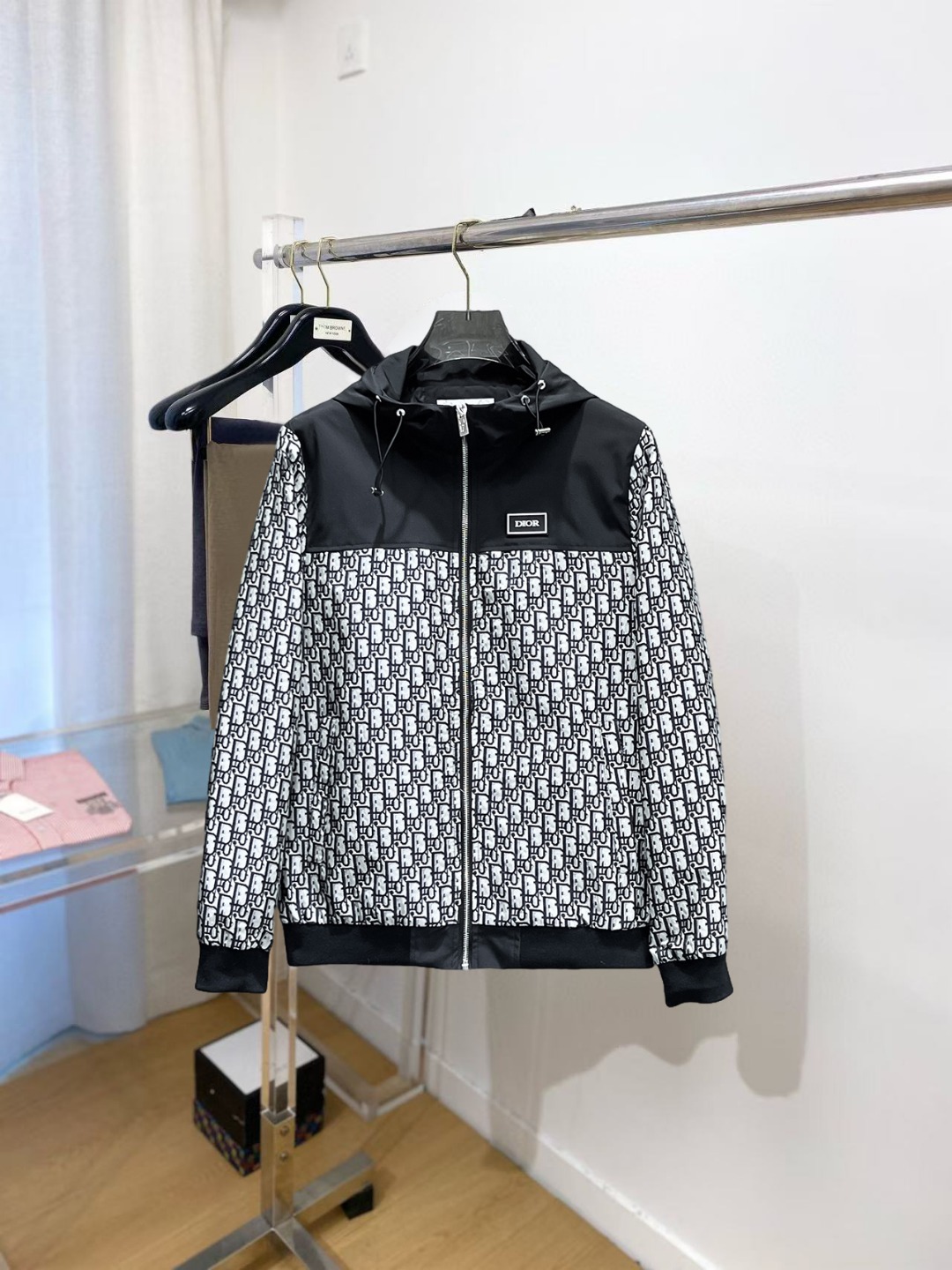 NO:529612,Dior's official website is the same model, released in advance!  New autumn men's jacket, original single three-standard high-end version!  Customized memory fabrics in the counter are breathable and comfortable, with impeccable details, and the brand element design concept reflects high quality. The feel is delicate and soft!  It is casually cut, with a great upper body style!  Number of code M~3XL, maximum wear 200 kilograms.,,dior,jackets & coats,jackets & coats,alexander wang19860909迪奥 官网同款,提前发售！秋季新款男士夹克外套,原单三标齐全高端版本！专柜定制记忆面料 透气舒适度高,细节无可挑剔,品牌元素设计理念,体现高品质.手感细腻柔软！呈现休闲裁剪,上身版型超赞！码数M～3XL,最大穿200斤.,,dior,jackets & coats,jackets & coats,alexander wang,Men's clothing