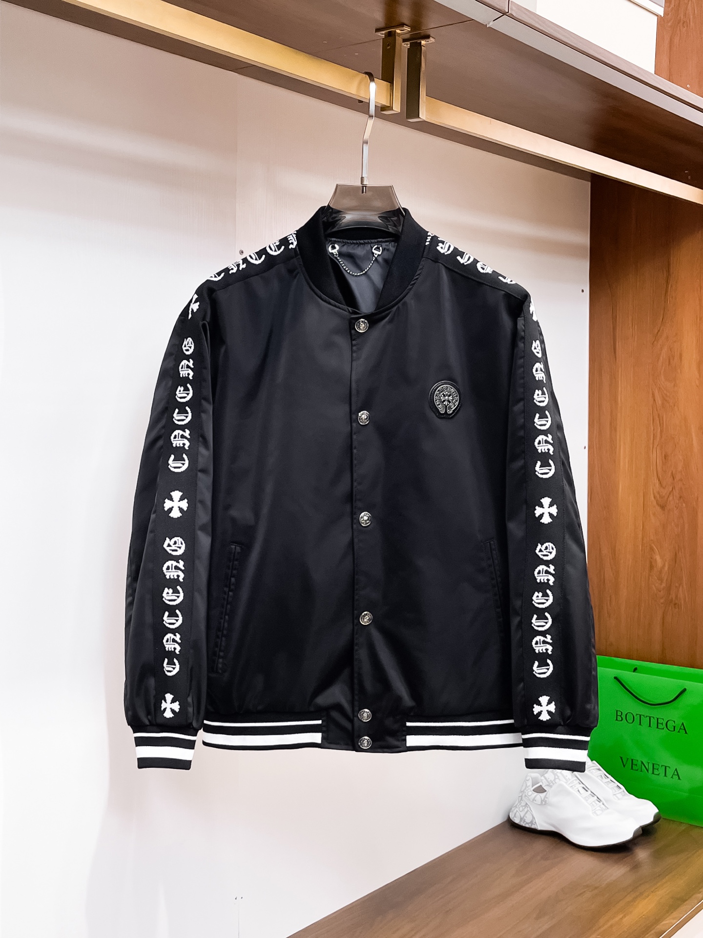 NO:612131,Croxin 2025 new autumn men's jacket, high-end version!  Custom-made fabrics at the counter are highly breathable and comfortable, with impeccable details and brand element design concepts, reflecting high quality. It feels delicate and soft!  It presents a casual cut and the upper body shape is awesome!  Size M-3XL Please report your height and weight when ordering!  ,,chrome hearts,jackets & coats,jackets & coats,alexander wang19860909克罗心 2025秋季新款男士夹克外套,高端版本！专柜定制面料 透气舒适度高,细节无可挑剔,品牌元素设计理念,体现高品质.手感细腻柔软！呈现休闲裁剪,上身版型超赞！码数M-3XL下单报身高体重！,,chrome hearts,jackets & coats,jackets & coats,alexander wang,Men's clothing