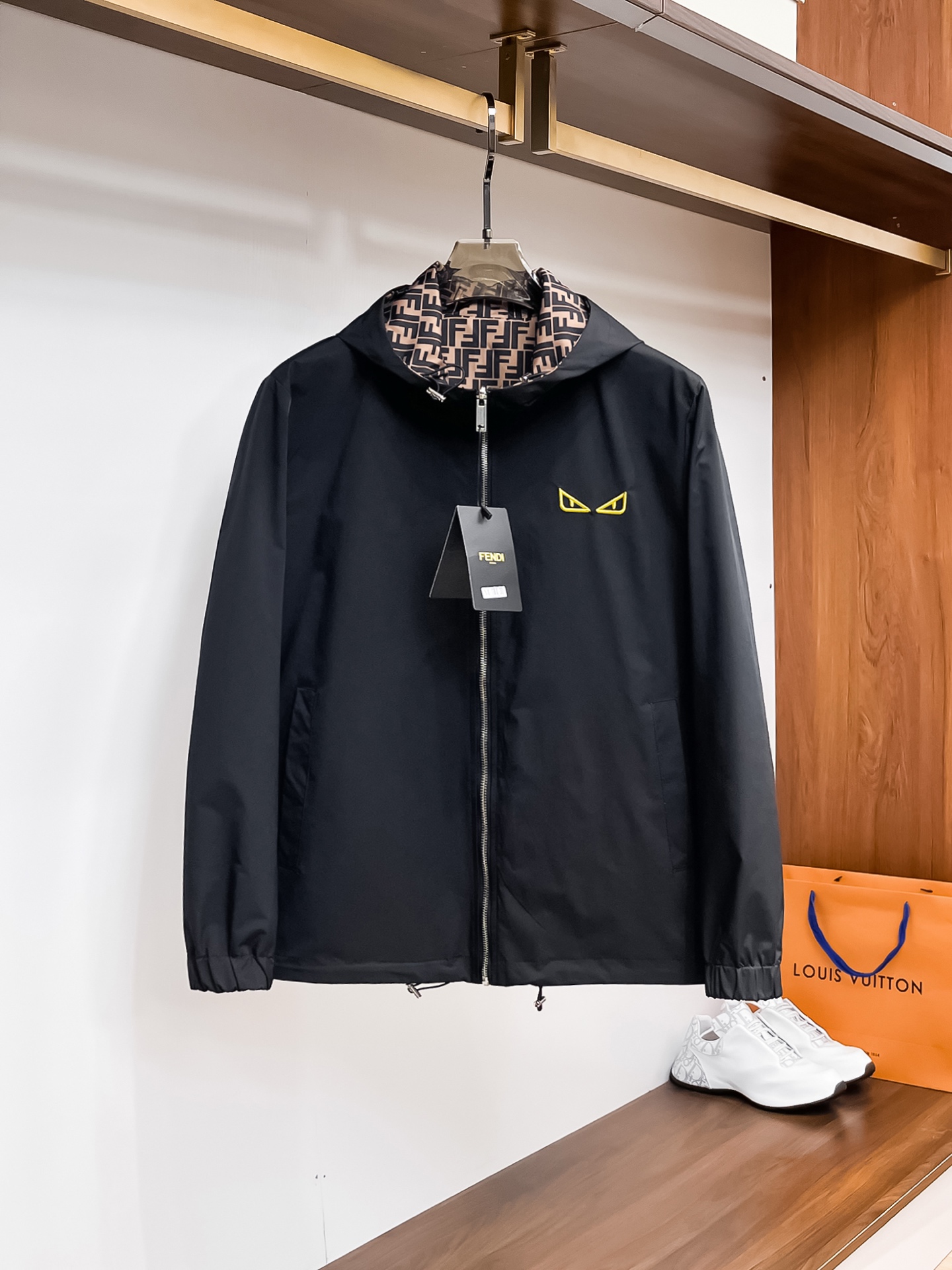 NO:612139,Fendi 2025 new autumn men's jacket, high-end version!  Custom-made fabrics at the counter are highly breathable and comfortable, with impeccable details and brand element design concepts, reflecting high quality. It feels delicate and soft!  It presents a casual cut and the upper body shape is awesome!  Size M-3XL Please report your height and weight when ordering!  ,,fendi,jackets & coats,jackets & coats,alexander wang19860909芬迪 2025秋季新款男士夹克外套,高端版本！专柜定制面料 透气舒适度高,细节无可挑剔,品牌元素设计理念,体现高品质.手感细腻柔软！呈现休闲裁剪,上身版型超赞！码数M-3XL下单报身高体重！,,fendi,jackets & coats,jackets & coats,alexander wang,Men's clothing