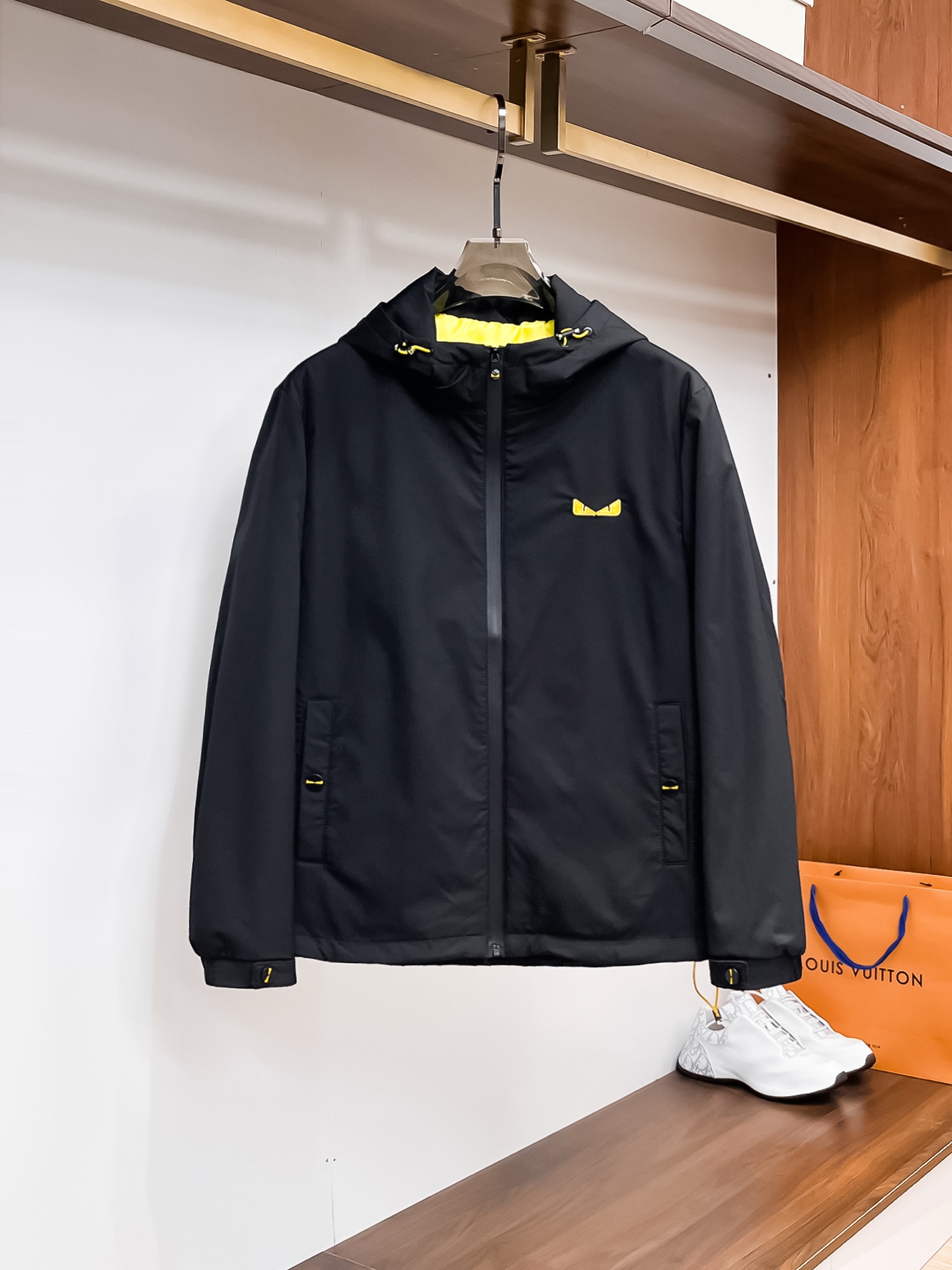 NO:612117,Fendi 2025 new autumn men's jacket, high-end version!  Custom-made fabrics at the counter are highly breathable and comfortable, with impeccable details and brand element design concepts, reflecting high quality. It feels delicate and soft!  It presents a casual cut and the upper body shape is awesome!  Size M-3XL Please report your height and weight when ordering!  ,,fendi,jackets & coats,jackets & coats,alexander wang19860909芬迪 2025秋季新款男士夹克外套,高端版本！专柜定制面料 透气舒适度高,细节无可挑剔,品牌元素设计理念,体现高品质.手感细腻柔软！呈现休闲裁剪,上身版型超赞！码数M-3XL下单报身高体重！,,fendi,jackets & coats,jackets & coats,alexander wang,Men's clothing