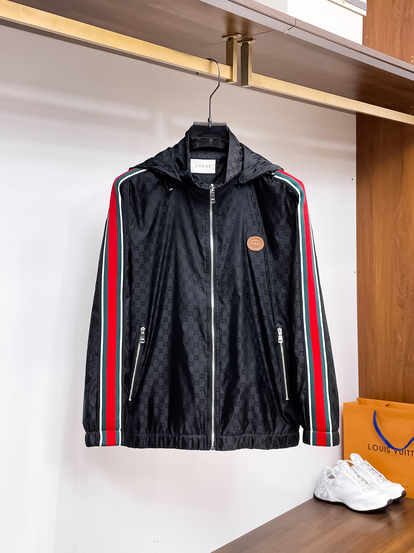 NO:612127,Gucci 2025 new autumn men's jacket, high-end version!  Custom-made fabrics at the counter are highly breathable and comfortable, with impeccable details and brand element design concepts, reflecting high quality. It feels delicate and soft!  It presents a casual cut and the upper body shape is awesome!  Size M-3XL Please report your height and weight when ordering!  ,,gucci,jackets & coats,jackets & coats,alexander wang19860909古驰 2025秋季新款男士夹克外套,高端版本！专柜定制面料 透气舒适度高,细节无可挑剔,品牌元素设计理念,体现高品质.手感细腻柔软！呈现休闲裁剪,上身版型超赞！码数M-3XL下单报身高体重！,,gucci,jackets & coats,jackets & coats,alexander wang,Men's clothing