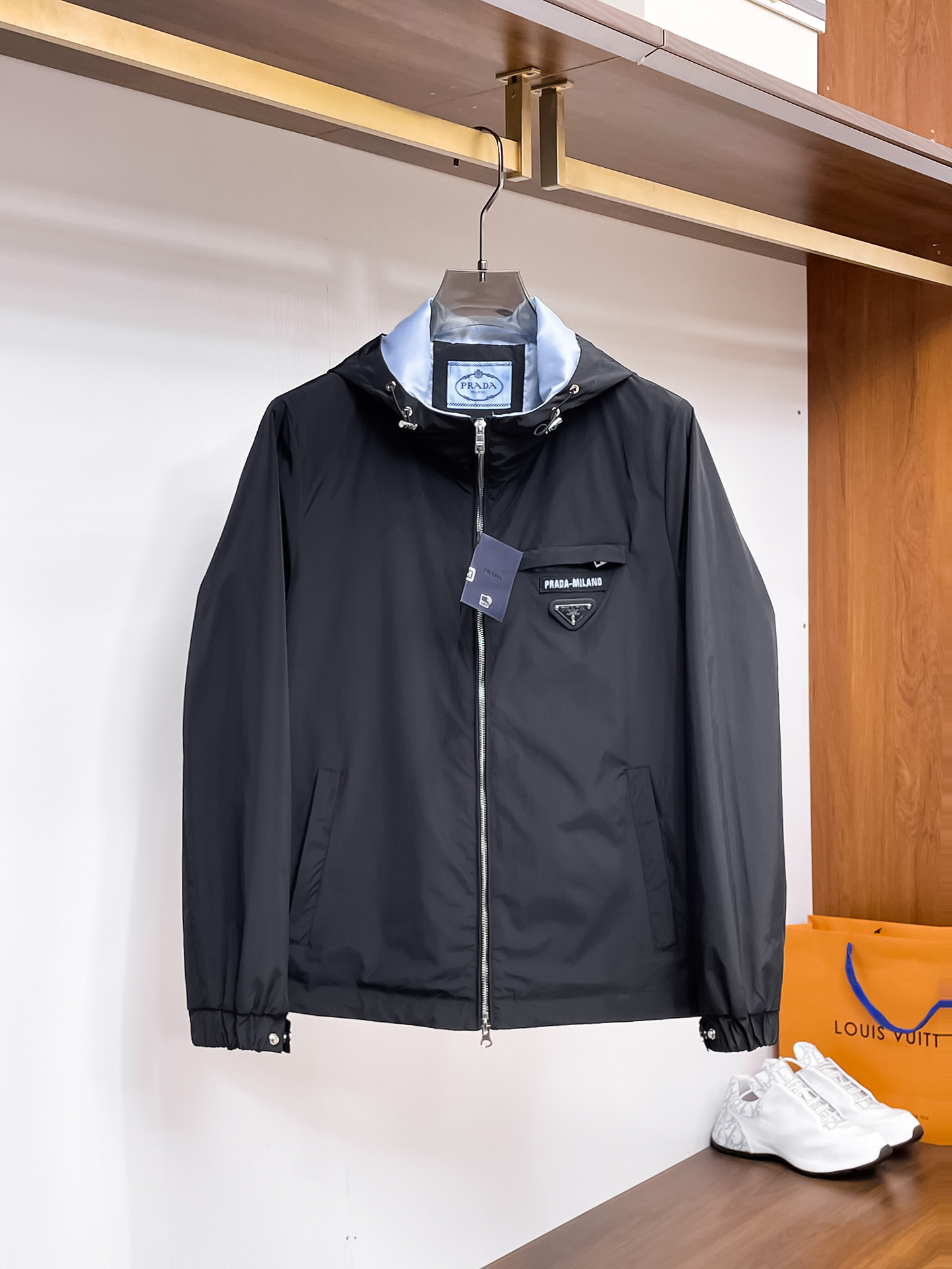 NO:612132,Prada 2025 new autumn men's jacket, high-end version!  Custom-made fabrics at the counter are highly breathable and comfortable, with impeccable details and brand element design concepts, reflecting high quality. It feels delicate and soft!  It presents a casual cut and the upper body shape is awesome!  Size M-3XL Please report your height and weight when ordering!  ,,prada,jackets & coats,jackets & coats,alexander wang19860909普拉达 2025秋季新款男士夹克外套,高端版本！专柜定制面料 透气舒适度高,细节无可挑剔,品牌元素设计理念,体现高品质.手感细腻柔软！呈现休闲裁剪,上身版型超赞！码数M-3XL下单报身高体重！,,prada,jackets & coats,jackets & coats,alexander wang,Men's clothing