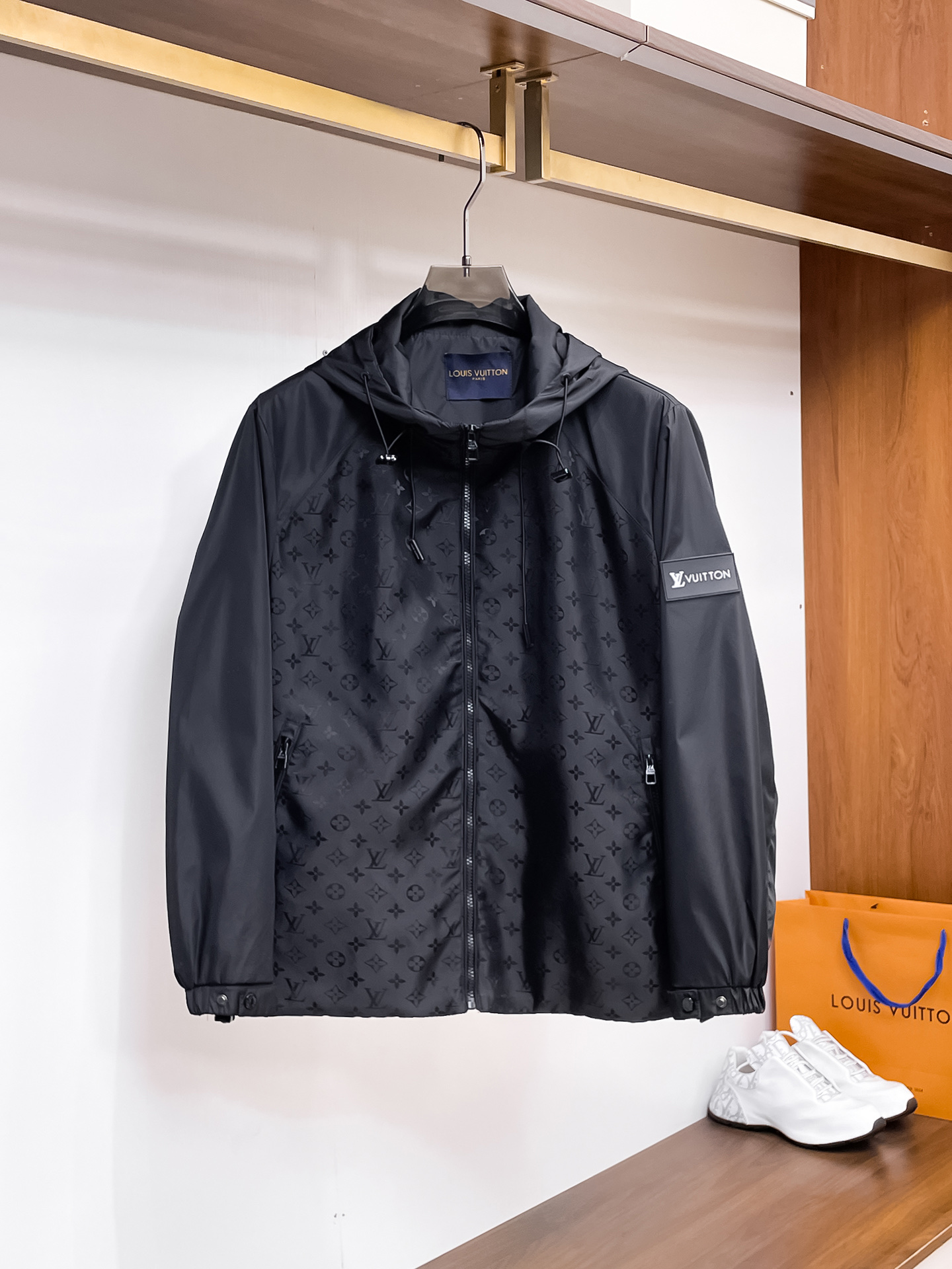 NO:612137,LV 2025 autumn new men's jacket, high-end version!  Custom-made fabrics at the counter are highly breathable and comfortable, with impeccable details and brand element design concepts, reflecting high quality. It feels delicate and soft!  It presents a casual cut and the upper body shape is awesome!  Size M-3XL Please report your height and weight when ordering!  ,,louis vuitton,jackets & coats,jackets & coats,alexander wang19860909Lv 2025秋季新款男士夹克外套,高端版本！专柜定制面料 透气舒适度高,细节无可挑剔,品牌元素设计理念,体现高品质.手感细腻柔软！呈现休闲裁剪,上身版型超赞！码数M-3XL下单报身高体重！,,louis vuitton,jackets & coats,jackets & coats,alexander wang,Men's clothing