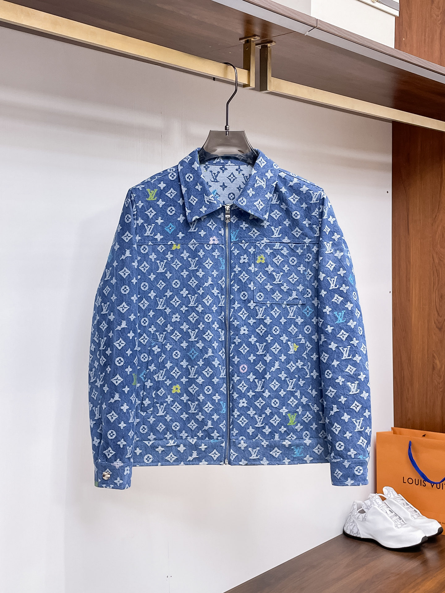 NO:612146,Louis Vuitton LV 2025 new autumn men's denim jacket, high-end version!  Custom-made fabrics at the counter are highly breathable and comfortable, with impeccable details and brand element design concepts, reflecting high quality. It feels delicate and soft!  It presents a casual cut and the upper body shape is awesome!  Size M-3XL Please report your height and weight when ordering!  ,,louis vuitton,louis vuitton,jackets & coats,jackets & coats,alexander wang19860909路易威登LV 2025秋季新款男士夹克牛仔外套,高端版本！专柜定制面料 透气舒适度高,细节无可挑剔,品牌元素设计理念,体现高品质.手感细腻柔软！呈现休闲裁剪,上身版型超赞！码数M-3XL下单报身高体重！,,louis vuitton,louis vuitton,jackets & coats,jackets & coats,alexander wang,Men's clothing