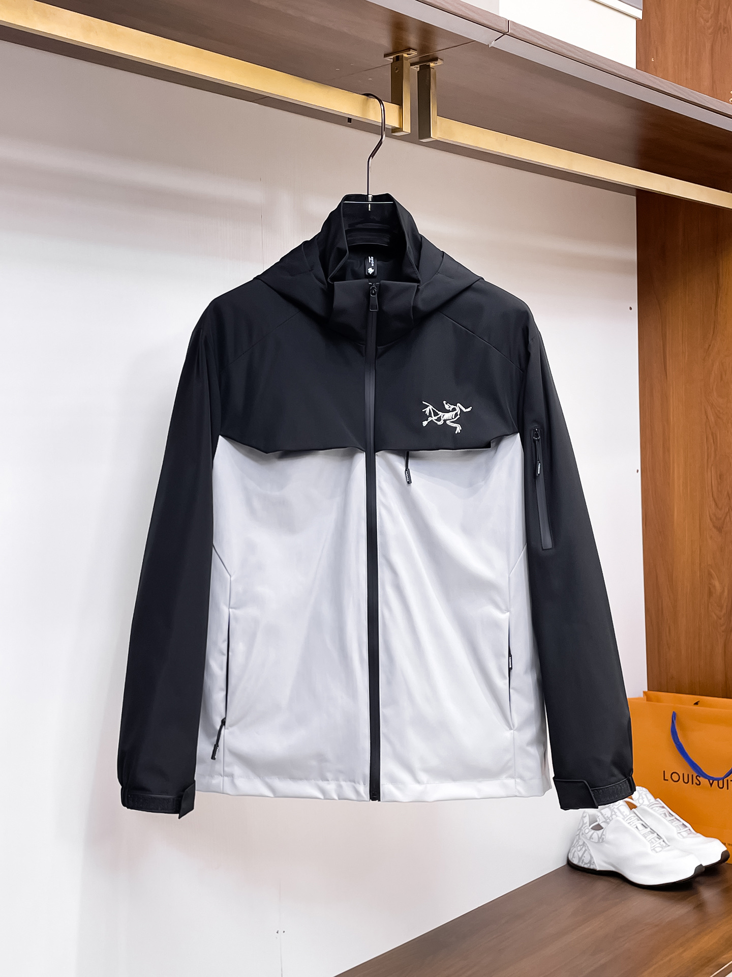 NO:612140,Arc'teryx 2025 new autumn men's jacket, high-end version!  Custom-made fabrics at the counter are highly breathable and comfortable, with impeccable details and brand element design concepts, reflecting high quality. It feels delicate and soft!  It presents a casual cut and the upper body shape is awesome!  Size M-3XL Please report your height and weight when ordering!  ,arc'teryx,jackets & coats,jackets & coats,alexander wang19860909始祖鸟 2025秋季新款男士夹克外套,高端版本！专柜定制面料 透气舒适度高,细节无可挑剔,品牌元素设计理念,体现高品质.手感细腻柔软！呈现休闲裁剪,上身版型超赞！码数M-3XL下单报身高体重！,arc'teryx,jackets & coats,jackets & coats,alexander wang,Men's clothing