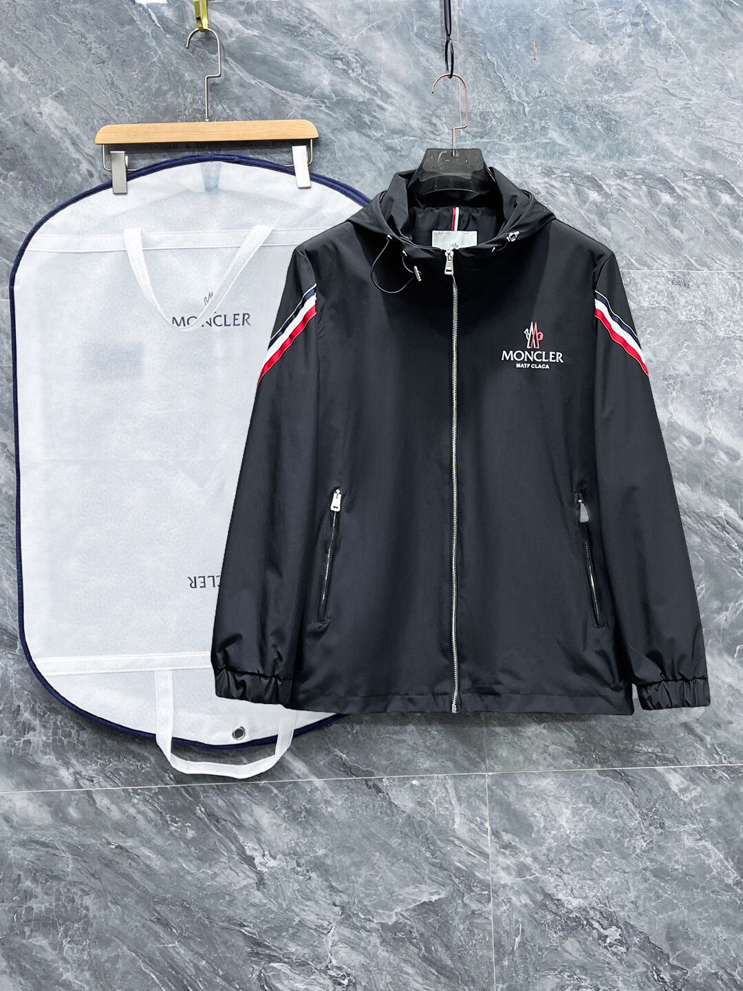 NO:528287,The new men's jacket for 2025 autumn, high-end version!  Customized fabrics for counters are breathable and comfortable, with impeccable details, and the brand element design concept reflects high quality. The feel is delicate and soft!  It is casually cut, with a great upper body style!  The number of code M-3XL orders to report height and weight!  ,Moncler,jackets & coats,jackets & coats,alexander wang19860909蒙口 2025秋季新款男士夹克外套,高端版本！专柜定制面料 透气舒适度高,细节无可挑剔,品牌元素设计理念,体现高品质.手感细腻柔软！呈现休闲裁剪,上身版型超赞！码数M-3XL下单报身高体重！,,Moncler,jackets & coats,jackets & coats,alexander wang,Men's clothing