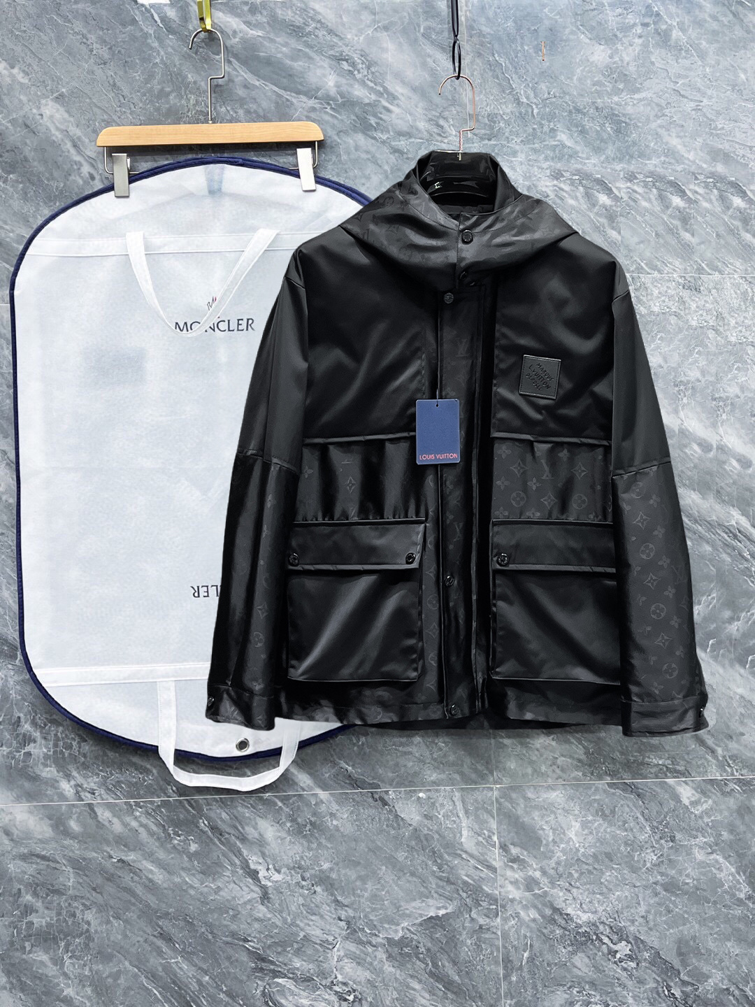 NO:528290,Lv 2025 autumn new men's jacket, high-end version!  Customized fabrics for counters are breathable and comfortable, with impeccable details, and the brand element design concept reflects high quality. The feel is delicate and soft!  It is casually cut, with a great upper body style!  The number of code M-3XL orders to report height and weight!  ,,louis vuitton,jackets & coats,jackets & coats,alexander wang19860909Lv 2025秋季新款男士夹克外套,高端版本！专柜定制面料 透气舒适度高,细节无可挑剔,品牌元素设计理念,体现高品质.手感细腻柔软！呈现休闲裁剪,上身版型超赞！码数M-3XL下单报身高体重！,,louis vuitton,jackets & coats,jackets & coats,alexander wang,Men's clothing