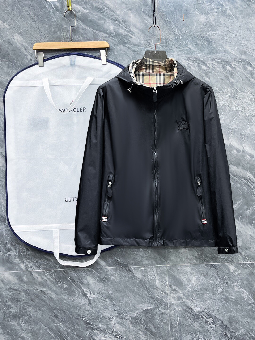 NO:528293,Burberry 2025 autumn new men's jacket, high-end version!  Customized fabrics for counters are breathable and comfortable, with impeccable details, and the brand element design concept reflects high quality. The feel is delicate and soft!  It is casually cut, with a great upper body style!  The number of code M-3XL orders to report height and weight!  ,burberry,jackets & coats,jackets & coats,alexander wang19860909巴宝莉 2025秋季新款男士夹克外套,高端版本！专柜定制面料 透气舒适度高,细节无可挑剔,品牌元素设计理念,体现高品质.手感细腻柔软！呈现休闲裁剪,上身版型超赞！码数M-3XL下单报身高体重！,,burberry,jackets & coats,jackets & coats,alexander wang,Men's clothing