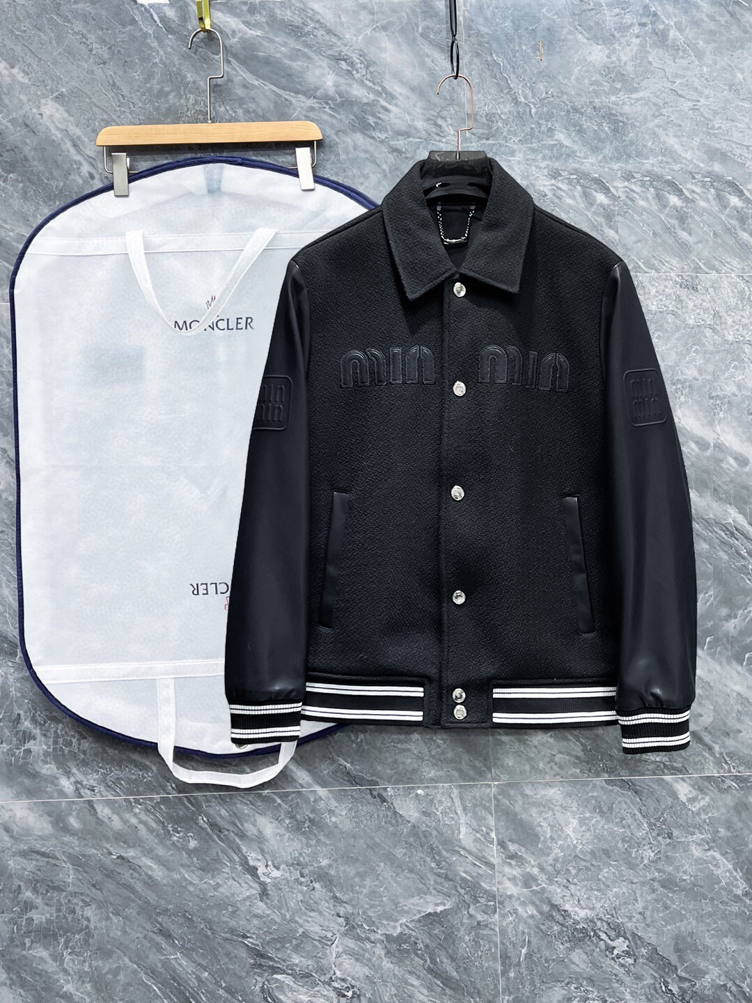 NO:528296,miumiu 2025 autumn new men's jacket, high-end version!  Customized fabrics for counters are breathable and comfortable, with impeccable details, and the brand element design concept reflects high quality. The feel is delicate and soft!  It is casually cut, with a great upper body style!  The number of code M-3XL orders to report height and weight!  ,miumiu,jackets & coats,jackets & coats,alexander wang19860909miumiu 缪缪 2025秋季新款男士夹克外套,高端版本！专柜定制面料 透气舒适度高,细节无可挑剔,品牌元素设计理念,体现高品质.手感细腻柔软！呈现休闲裁剪,上身版型超赞！码数M-3XL下单报身高体重！,,miumiu,jackets & coats,jackets & coats,alexander wang,Men's clothing