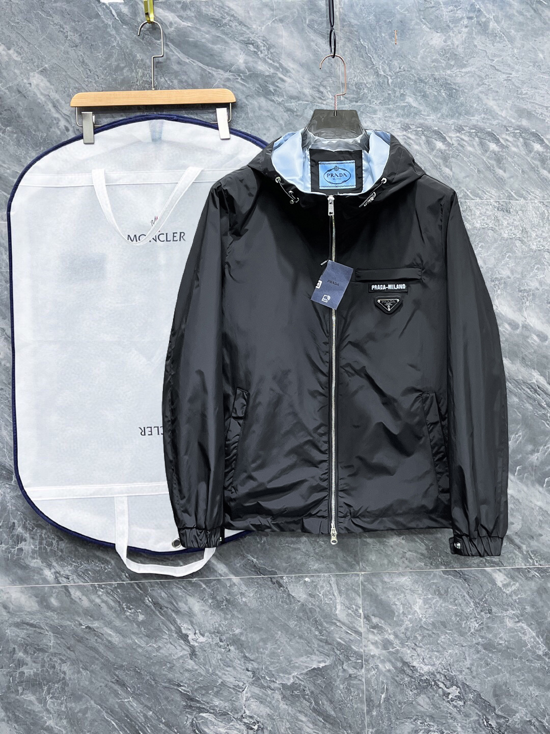 NO:528299,Prada 2025 autumn new men's jacket, high-end version!  Customized fabrics for counters are breathable and comfortable, with impeccable details, and the brand element design concept reflects high quality. The feel is delicate and soft!  It is casually cut, with a great upper body style!  The number of code M-3XL orders to report height and weight!  ,,prada,jackets & coats,jackets & coats,alexander wang19860909普拉达 2025秋季新款男士夹克外套,高端版本！专柜定制面料 透气舒适度高,细节无可挑剔,品牌元素设计理念,体现高品质.手感细腻柔软！呈现休闲裁剪,上身版型超赞！码数M-3XL下单报身高体重！,,prada,jackets & coats,jackets & coats,alexander wang,Men's clothing