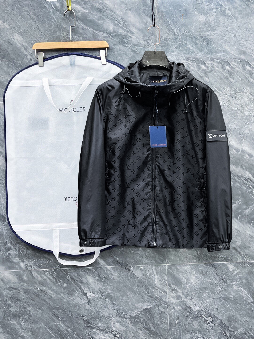 NO:528305,Lv 2025 autumn new men's jacket, high-end version!  Customized fabrics for counters are breathable and comfortable, with impeccable details, and the brand element design concept reflects high quality. The feel is delicate and soft!  It is casually cut, with a great upper body style!  The number of code M-3XL orders to report height and weight!  ,,louis vuitton,jackets & coats,jackets & coats,alexander wang19860909Lv 2025秋季新款男士夹克外套,高端版本！专柜定制面料 透气舒适度高,细节无可挑剔,品牌元素设计理念,体现高品质.手感细腻柔软！呈现休闲裁剪,上身版型超赞！码数M-3XL下单报身高体重！,,louis vuitton,jackets & coats,jackets & coats,alexander wang,Men's clothing