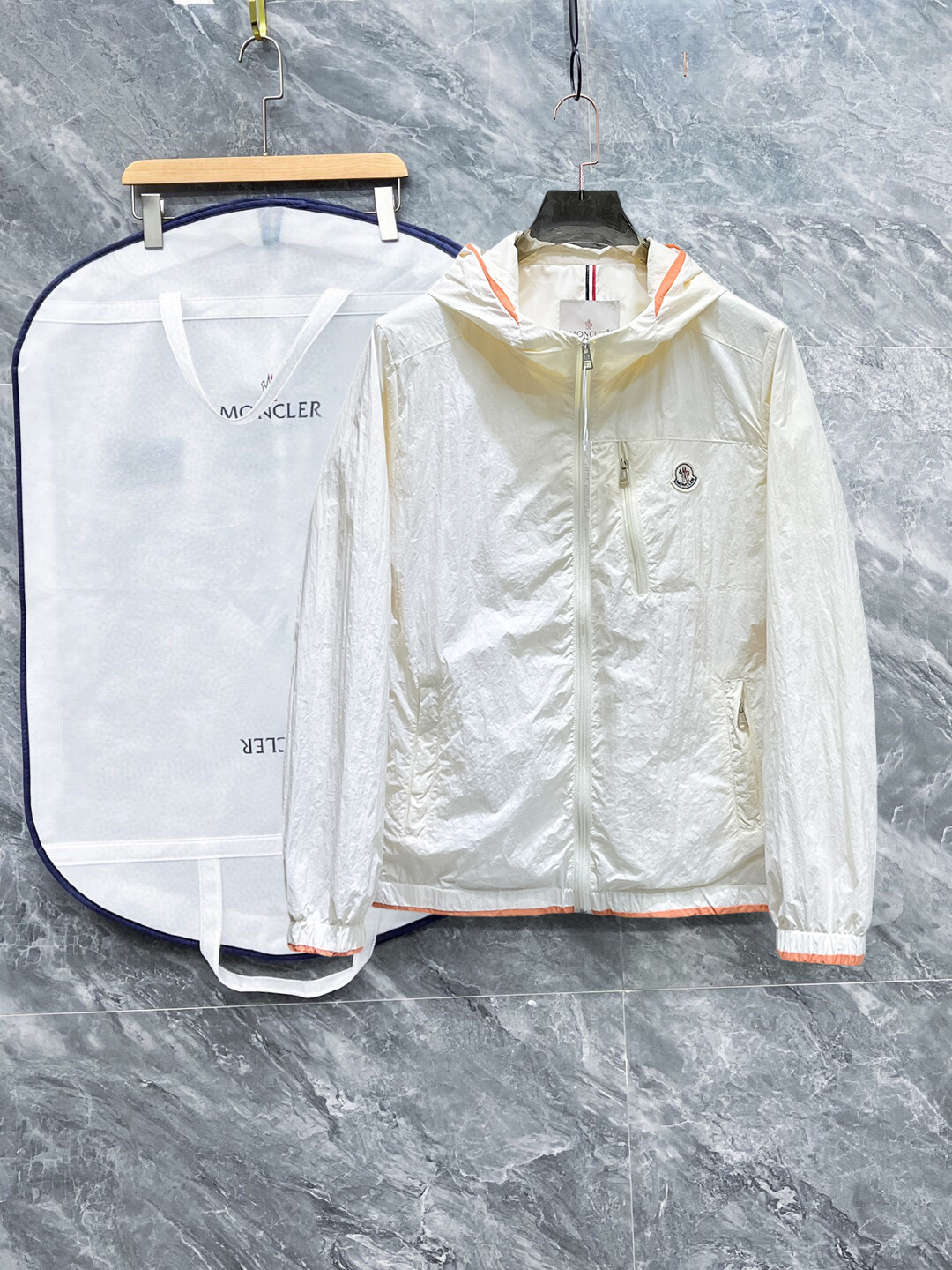 NO:528306,The new men's jacket for 2025 autumn, high-end version!  Customized fabrics for counters are breathable and comfortable, with impeccable details, and the brand element design concept reflects high quality. The feel is delicate and soft!  It is casually cut, with a great upper body style!  The number of code M-3XL orders to report height and weight!  ,Moncler,jackets & coats,jackets & coats,alexander wang19860909蒙口 2025秋季新款男士夹克外套,高端版本！专柜定制面料 透气舒适度高,细节无可挑剔,品牌元素设计理念,体现高品质.手感细腻柔软！呈现休闲裁剪,上身版型超赞！码数M-3XL下单报身高体重！,,Moncler,jackets & coats,jackets & coats,alexander wang,Men's clothing