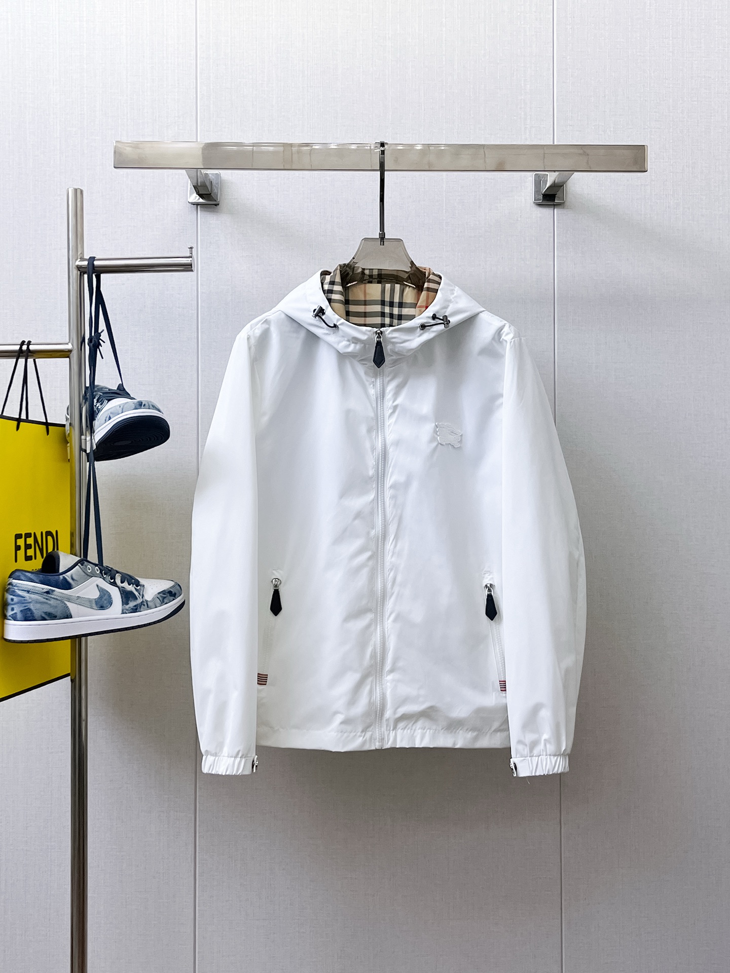 NO:566352,Burberry's 2025 new autumn jacket, the new product on the show is in perfect condition, comfortable and warm to wear, and the original three-dimensional standard is complete. The color is full and attractive, and the very outstanding design easily enhances the sense of fashion. The workmanship is extremely sophisticated and rigorous, and the wiring is neat and meticulous!  A masterpiece from a famous designer!  The upper body does not look bloated and is super handsome!  Available sizes are M ~ XXXL. Please quote your height and weight when placing an order!  ,,burberry,jackets & coats,jackets & coats,alexander wang19860909巴宝莉 2025秋季新款夹克外套,秀场新品品相非常完美,穿着舒适保暖,原单三标齐全 色泽饱满诱人,非常出彩的设计,轻松将时髦感进阶,做工极为考究严谨,走线工整细致！大牌设计师巨作！上身不显臃肿、超级帅气！现货码数M ～ XXXL下单报身高体重！,,burberry,jackets & coats,jackets & coats,alexander wang,Men's clothing