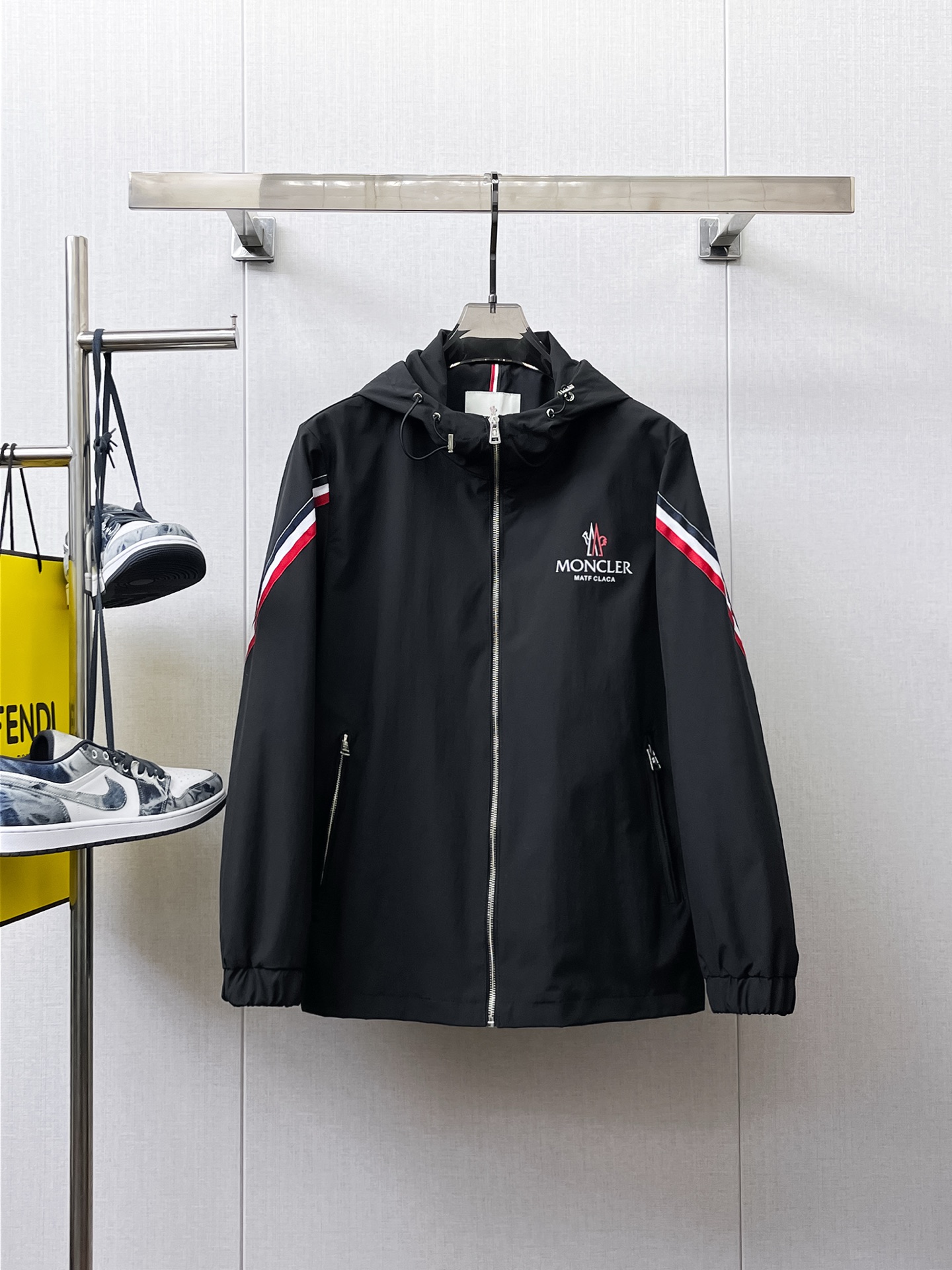 NO:566312,Mengkou 2025 new autumn jacket, the new product on the show is in perfect condition, comfortable and warm to wear, the original three-dimensional standard is complete, the color is full and attractive, the very outstanding design can easily enhance the fashion sense, the workmanship is extremely sophisticated and rigorous, and the wiring is neat and meticulous!  A masterpiece from a famous designer!  The upper body does not look bloated and is super handsome!  Available sizes are M ~ XXXL. Please quote your height and weight when placing an order!  ,,Moncler,jackets & coats,jackets & coats,alexander wang19860909蒙口 2025秋季新款夹克外套,秀场新品品相非常完美,穿着舒适保暖,原单三标齐全 色泽饱满诱人,非常出彩的设计,轻松将时髦感进阶,做工极为考究严谨,走线工整细致！大牌设计师巨作！上身不显臃肿、超级帅气！现货码数M ～ XXXL下单报身高体重！,,Moncler,jackets & coats,jackets & coats,alexander wang,Men's clothing