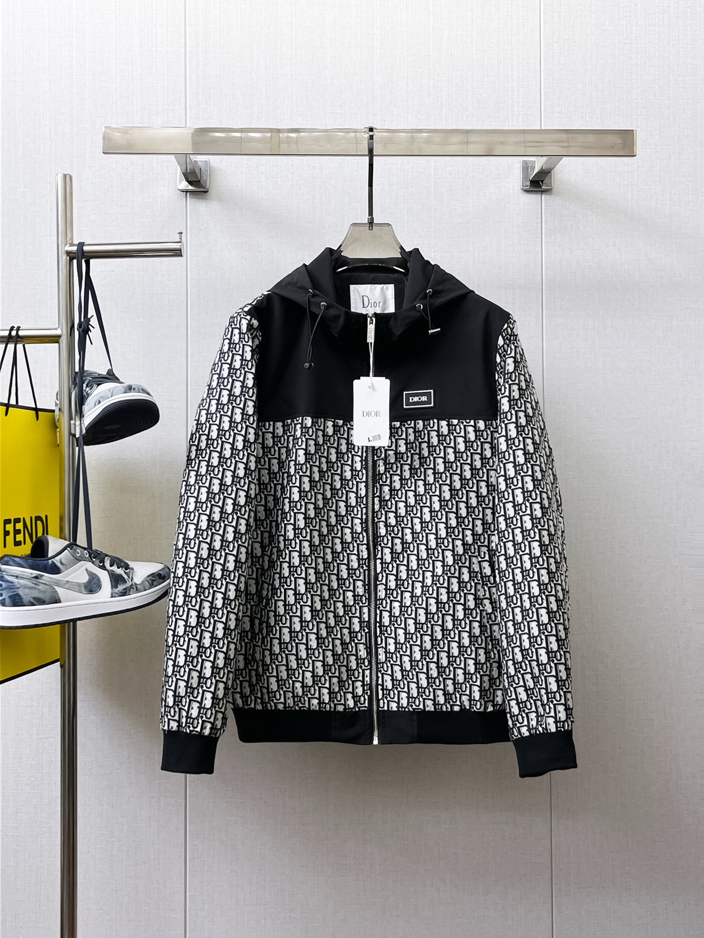 NO:566316,Dior's 2025 new autumn jacket, the new product on the show is in perfect condition, comfortable and warm to wear, and has all three original labels. The color is full and attractive, and the very outstanding design can easily enhance the sense of fashion. The workmanship is extremely sophisticated and rigorous, and the wiring is neat and meticulous!  A masterpiece from a famous designer!  The upper body does not look bloated and is super handsome!  Available sizes are M ~ XXXL. Please quote your height and weight when placing an order!  ,,dior,jackets & coats,jackets & coats,alexander wang19860909迪奥 2025秋季新款夹克外套,秀场新品品相非常完美,穿着舒适保暖,原单三标齐全 色泽饱满诱人,非常出彩的设计,轻松将时髦感进阶,做工极为考究严谨,走线工整细致！大牌设计师巨作！上身不显臃肿、超级帅气！现货码数M ～ XXXL下单报身高体重！,,dior,jackets & coats,jackets & coats,alexander wang,Men's clothing