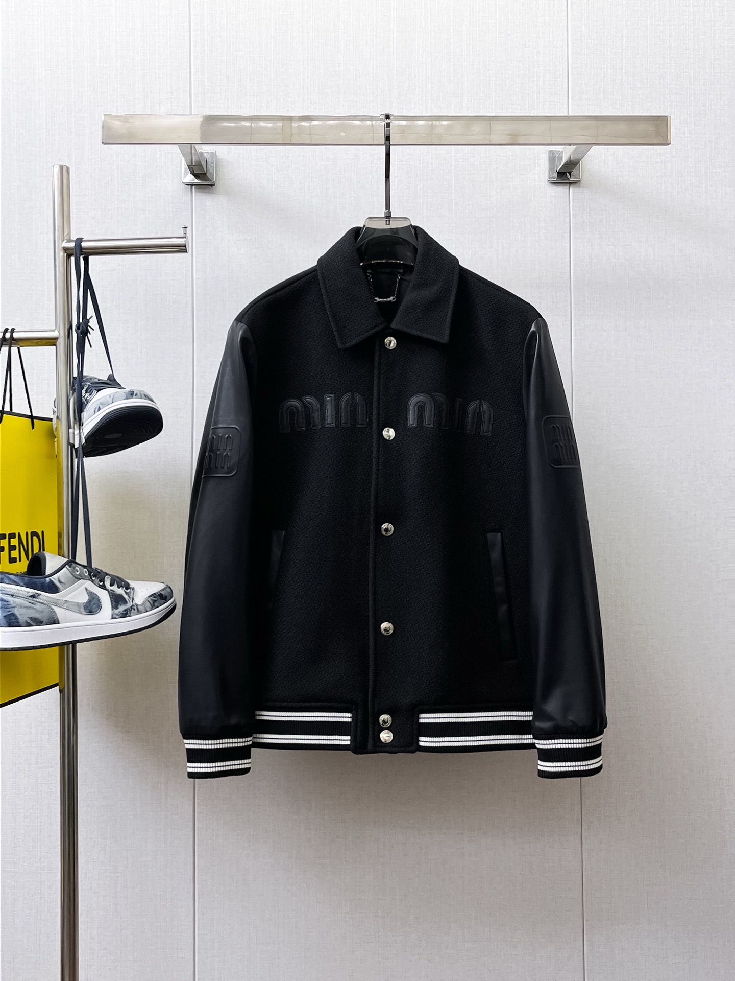 NO:566320,miumiu 2025 new autumn jacket, the new product on the show is in perfect condition, comfortable and warm to wear, and the original three-dimensional standard is complete. The color is full and attractive, and the very outstanding design easily enhances the sense of fashion. The workmanship is extremely sophisticated and rigorous, and the wiring is neat and meticulous!  A masterpiece from a famous designer!  The upper body does not look bloated and is super handsome!  Available sizes are M ~ XXXL. Please quote your height and weight when placing an order!  ,,miumiu,jackets & coats,jackets & coats,alexander wang19860909miumiu 缪缪 2025秋季新款夹克外套,秀场新品品相非常完美,穿着舒适保暖,原单三标齐全 色泽饱满诱人,非常出彩的设计,轻松将时髦感进阶,做工极为考究严谨,走线工整细致！大牌设计师巨作！上身不显臃肿、超级帅气！现货码数M ～ XXXL下单报身高体重！,,miumiu,jackets & coats,jackets & coats,alexander wang,Men's clothing