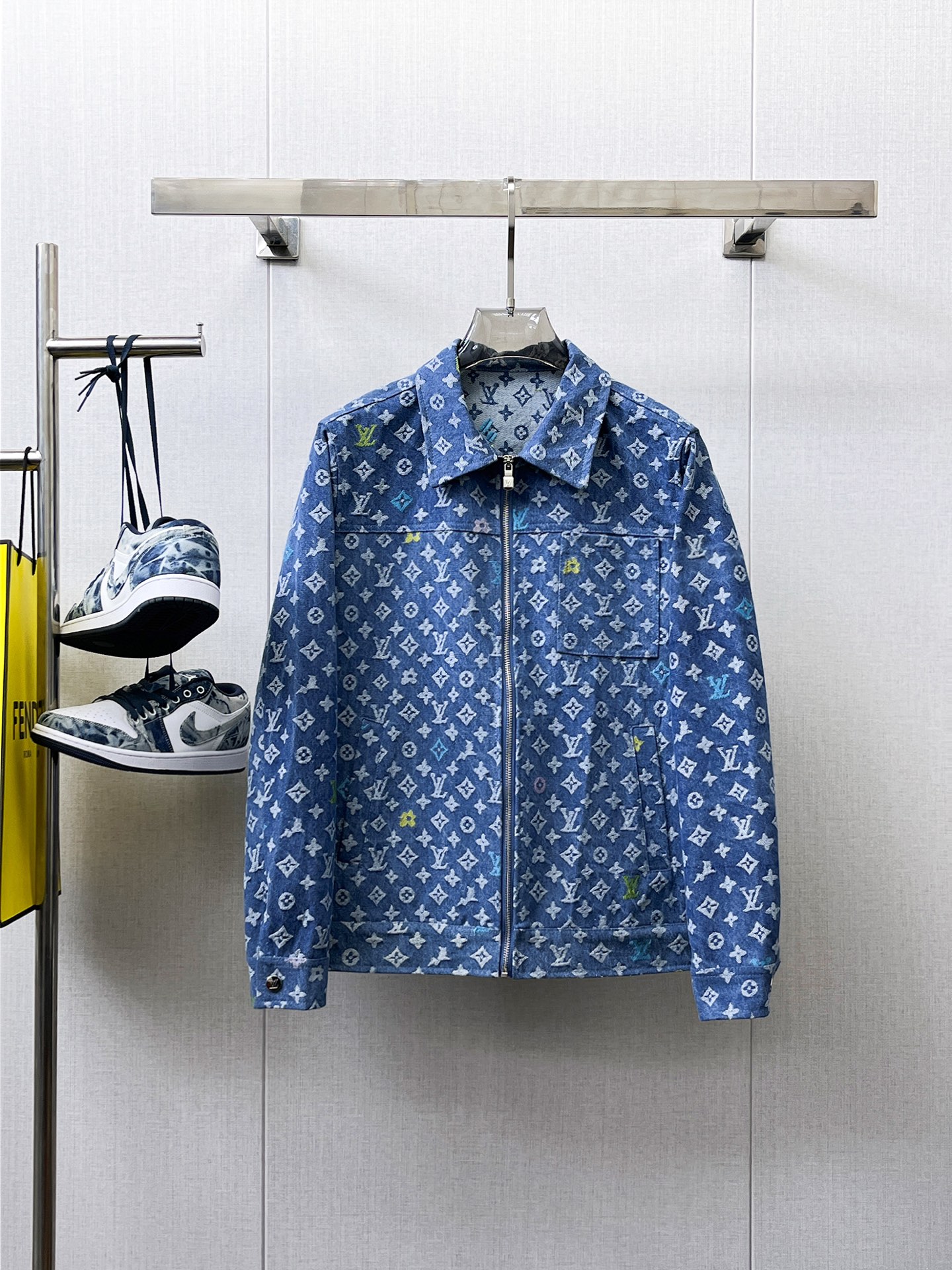 NO:566329,Louis Vuitton LV 2025 autumn new casual jacket, the latest fashionable casual jacket, fashionable casual jacket! Made of professionally customized technical fabrics, the surface is clean, smooth and shiny, the texture is obvious through the screen, the upper body is comfortable, light and not stuffy, giving you the most enjoyable wearing experience!  Exquisite accessories Logo accessories!  It perfectly improves the overall sense of luxury and class, and you can get the high-end luxury atmosphere at a glance! The basic and conventional hooded jacket is cut in a basic and conventional style. The upper body is versatile, simple and not picky. It can easily cope with various occasions and environments. It is undoubtedly a must-have product for daily commuting! Please indicate your height and weight when ordering sizes M-3XL!  ,,louis vuitton,louis vuitton,jackets & coats,jackets & coats,hats,alexander wang19860909路易威登LV 2025秋季新款休闲夹克外套,最新时尚休闲夹克,时尚休闲夹克外套!专业定制的科技面料制成,表面整洁光滑且富有光泽,质感透过屏幕都显而易见,上身舒适轻盈不闷热, 给你最为享受的穿着体验！精致辅料Logo配饰！完美提升了整体的奢华档次感,一眼就能Get到的高端奢华气息!基础常规的连帽夹克版型裁剪,上身百搭简约不挑人,轻松应对各种场合与环境,属于日常通勤必备的臻品无疑!尺码M-3XL下单报身高体重！,,louis vuitton,louis vuitton,jackets & coats,jackets & coats,hats,alexander wang,Men's clothing