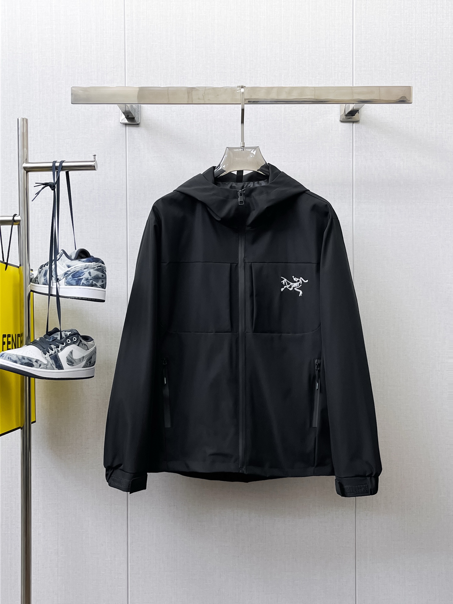 NO:566335,Arc'teryx 2025 new autumn jacket, the new product on the show is in perfect condition, it is comfortable and warm to wear, and the original three labels are complete. The color is full and attractive, and the very outstanding design easily enhances the sense of fashion. The workmanship is extremely sophisticated and rigorous, and the wiring is neat and meticulous!  A masterpiece from a famous designer!  The upper body does not look bloated and is super handsome!  Available sizes are M ~ XXXL. Please quote your height and weight when placing an order!  ,arc'teryx,jackets & coats,jackets & coats,alexander wang19860909始祖鸟 2025秋季新款夹克外套,秀场新品品相非常完美,穿着舒适保暖,原单三标齐全 色泽饱满诱人,非常出彩的设计,轻松将时髦感进阶,做工极为考究严谨,走线工整细致！大牌设计师巨作！上身不显臃肿、超级帅气！现货码数M ～ XXXL下单报身高体重！,arc'teryx,jackets & coats,jackets & coats,alexander wang,Men's clothing