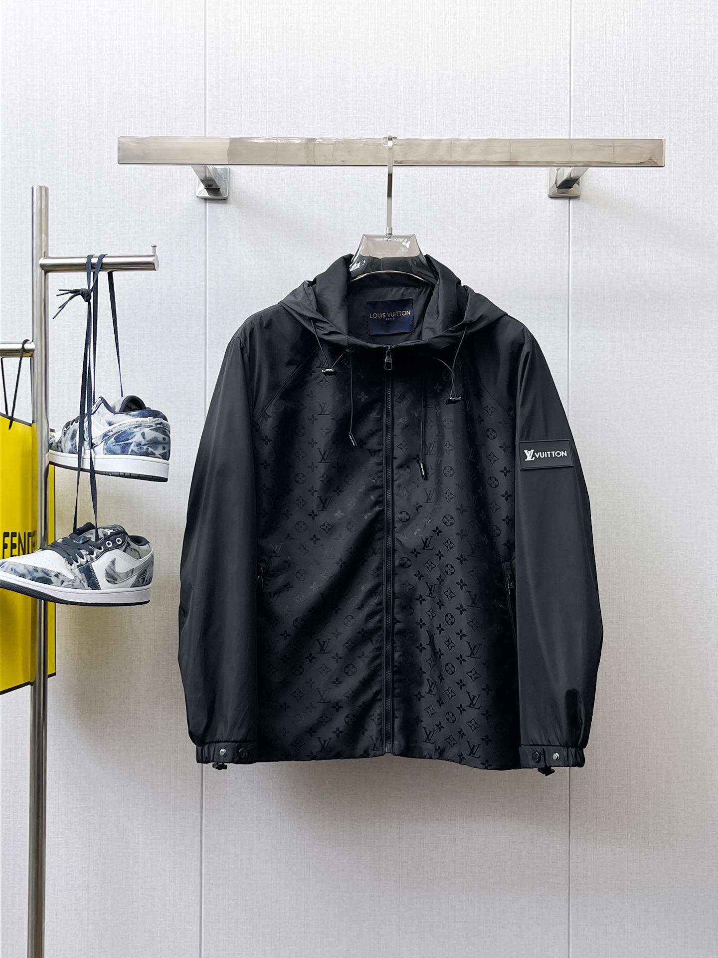 NO:566341,LV 2025 new autumn jacket, the new product on the show is in perfect condition, comfortable and warm to wear, the original three-dimensional standard is complete, the color is full and attractive, the very outstanding design can easily enhance the fashion sense, the workmanship is extremely sophisticated and rigorous, and the wiring is neat and meticulous!  A masterpiece from a famous designer!  The upper body does not look bloated and is super handsome!  Available sizes are M ~ XXXL. Please quote your height and weight when placing an order!  ,,louis vuitton,jackets & coats,jackets & coats,alexander wang19860909Lv 2025秋季新款夹克外套,秀场新品品相非常完美,穿着舒适保暖,原单三标齐全 色泽饱满诱人,非常出彩的设计,轻松将时髦感进阶,做工极为考究严谨,走线工整细致！大牌设计师巨作！上身不显臃肿、超级帅气！现货码数M ～ XXXL下单报身高体重！,,louis vuitton,jackets & coats,jackets & coats,alexander wang,Men's clothing