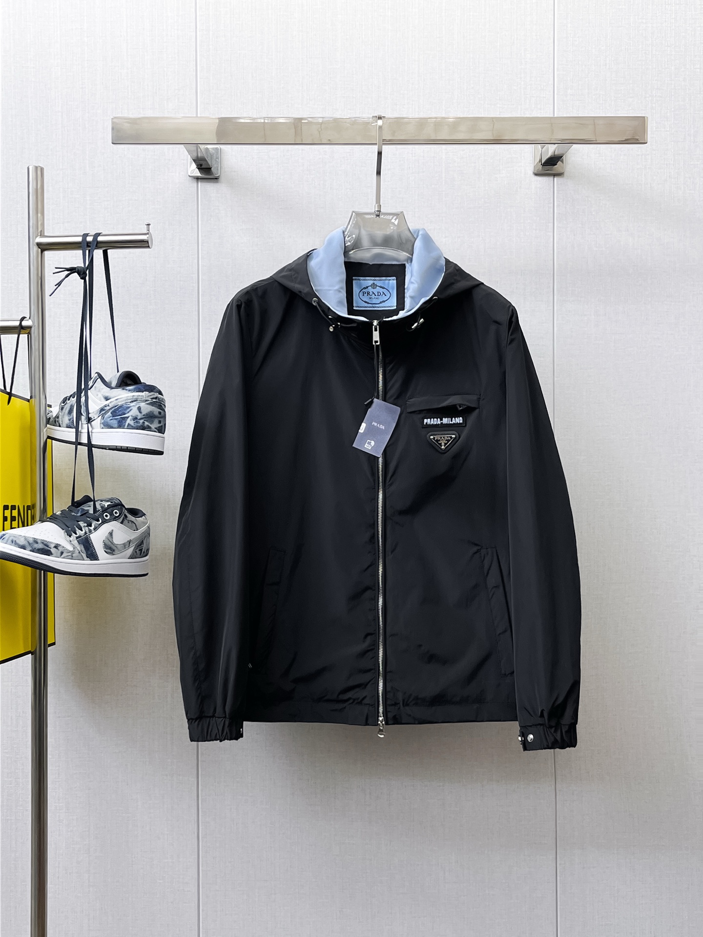 NO:566347,Prada's 2025 new autumn jacket, the new product on the show is in perfect condition, comfortable and warm to wear, the original three-dimensional standard is complete, the color is full and attractive, the very outstanding design can easily enhance the sense of fashion, the workmanship is extremely sophisticated and rigorous, and the wiring is neat and meticulous!  A masterpiece from a famous designer!  The upper body does not look bloated and is super handsome!  Available sizes are M ~ XXXL. Please quote your height and weight when placing an order!  ,,prada,jackets & coats,jackets & coats,alexander wang19860909普拉达 2025秋季新款夹克外套,秀场新品品相非常完美,穿着舒适保暖,原单三标齐全 色泽饱满诱人,非常出彩的设计,轻松将时髦感进阶,做工极为考究严谨,走线工整细致！大牌设计师巨作！上身不显臃肿、超级帅气！现货码数M ～ XXXL下单报身高体重！,,prada,jackets & coats,jackets & coats,alexander wang,Men's clothing