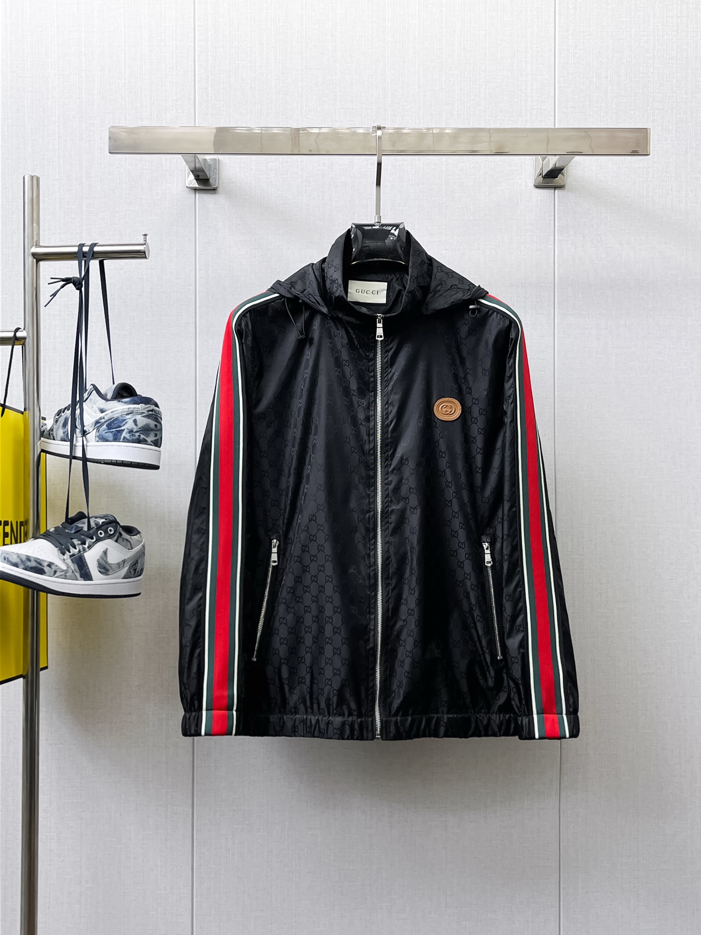 NO:566357,Gucci 2025 new autumn jacket, the new product on the show is in perfect condition, comfortable and warm to wear, the original three-dimensional standard is complete, the color is full and attractive, the very outstanding design can easily enhance the fashion sense, the workmanship is extremely elegant and rigorous, and the wiring is neat and meticulous!  A masterpiece from a famous designer!  The upper body does not look bloated and is super handsome!  Available sizes are M ~ XXXL. Please quote your height and weight when placing an order!  ,,gucci,jackets & coats,jackets & coats,alexander wang19860909古驰 2025秋季新款夹克外套,秀场新品品相非常完美,穿着舒适保暖,原单三标齐全 色泽饱满诱人,非常出彩的设计,轻松将时髦感进阶,做工极为考究严谨,走线工整细致！大牌设计师巨作！上身不显臃肿、超级帅气！现货码数M ～ XXXL下单报身高体重！,,gucci,jackets & coats,jackets & coats,alexander wang,Men's clothing